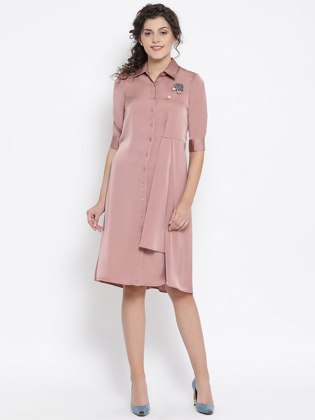 ชุดเดรสผ้าซาตินสีชมพูพร้อมเข็มกลัดช่อดอกไม้สีเทา