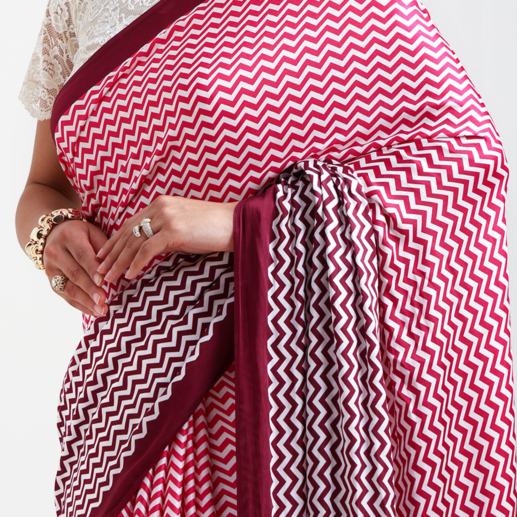 ผ้าซารีป่านสีเบจพร้อมไข่มุก