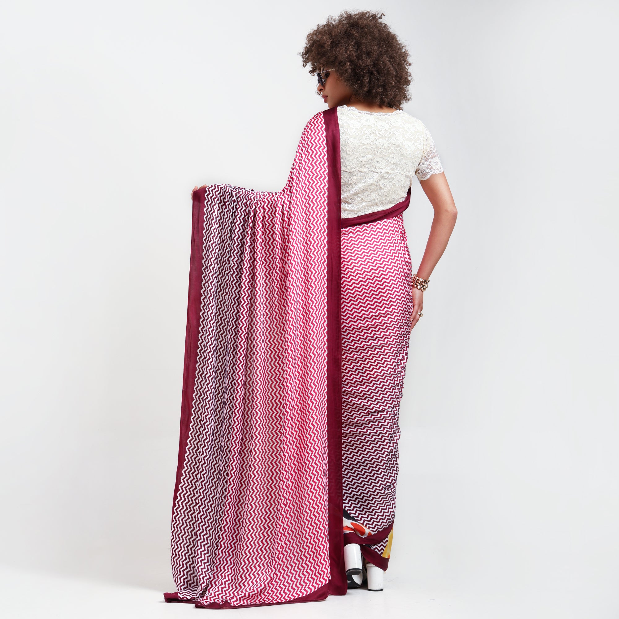 ผ้าซารีป่านสีเบจพร้อมไข่มุก