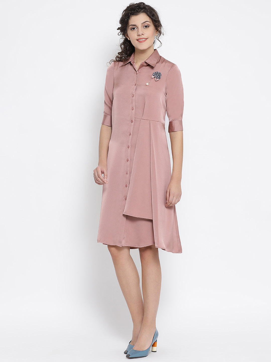 ชุดเดรสผ้าซาตินสีชมพูพร้อมเข็มกลัดช่อดอกไม้สีเทา