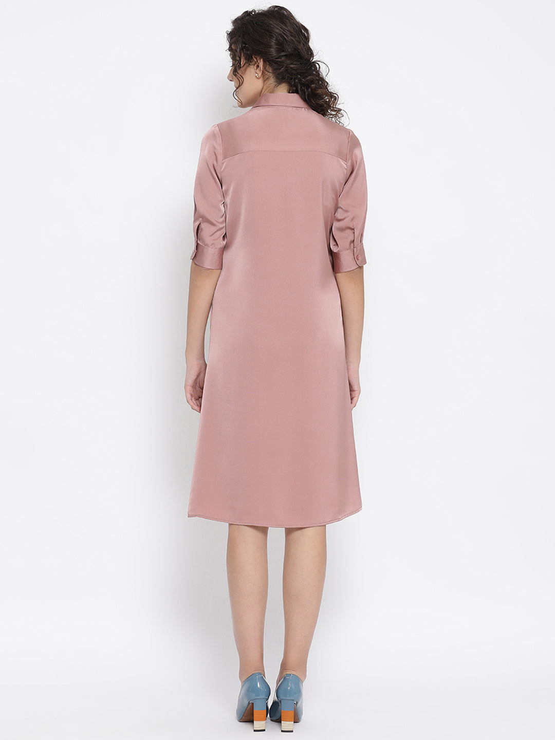 ชุดเดรสผ้าซาตินสีชมพูพร้อมเข็มกลัดช่อดอกไม้สีเทา