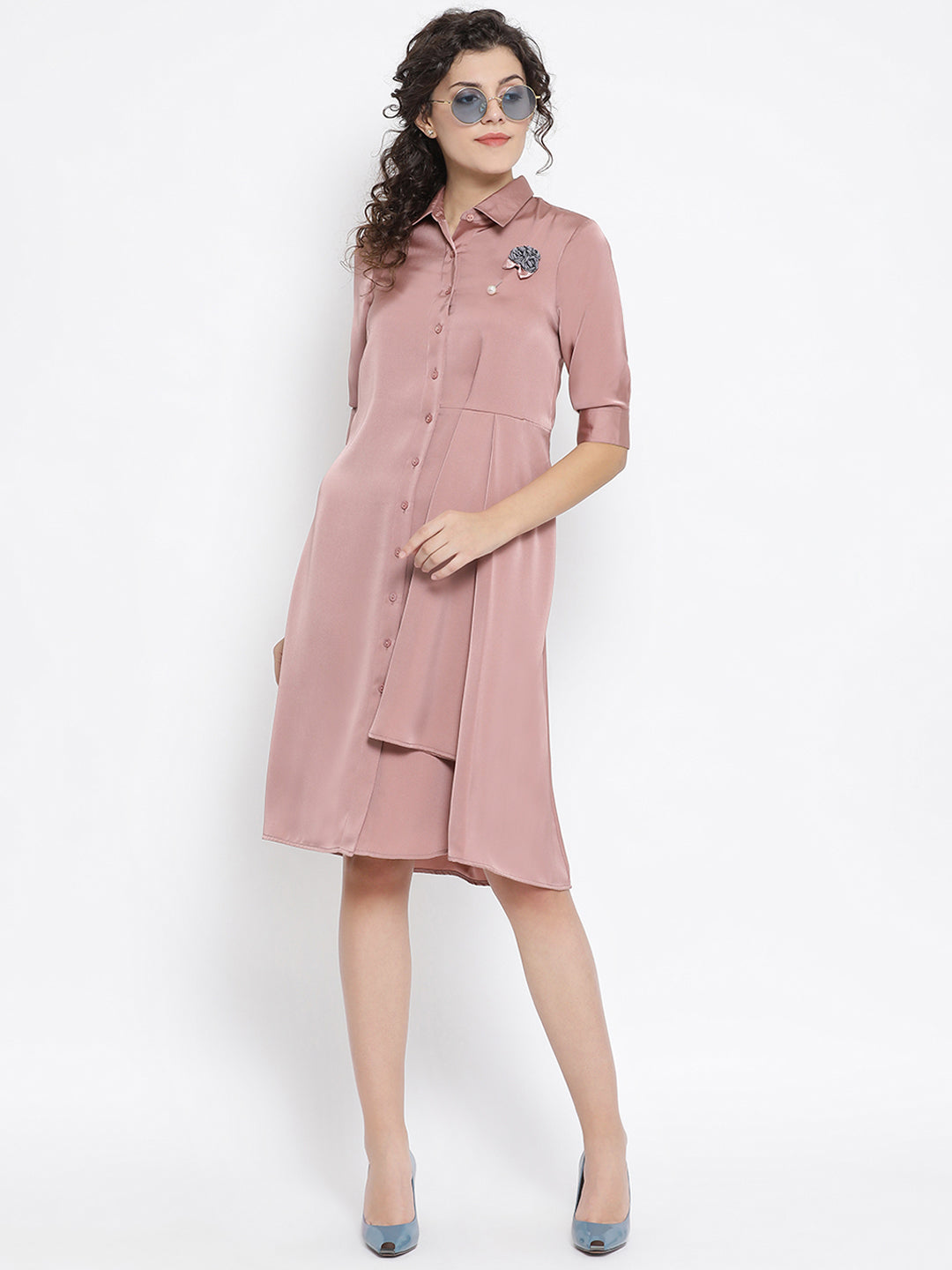 ชุดเดรสผ้าซาตินสีชมพูพร้อมเข็มกลัดช่อดอกไม้สีเทา