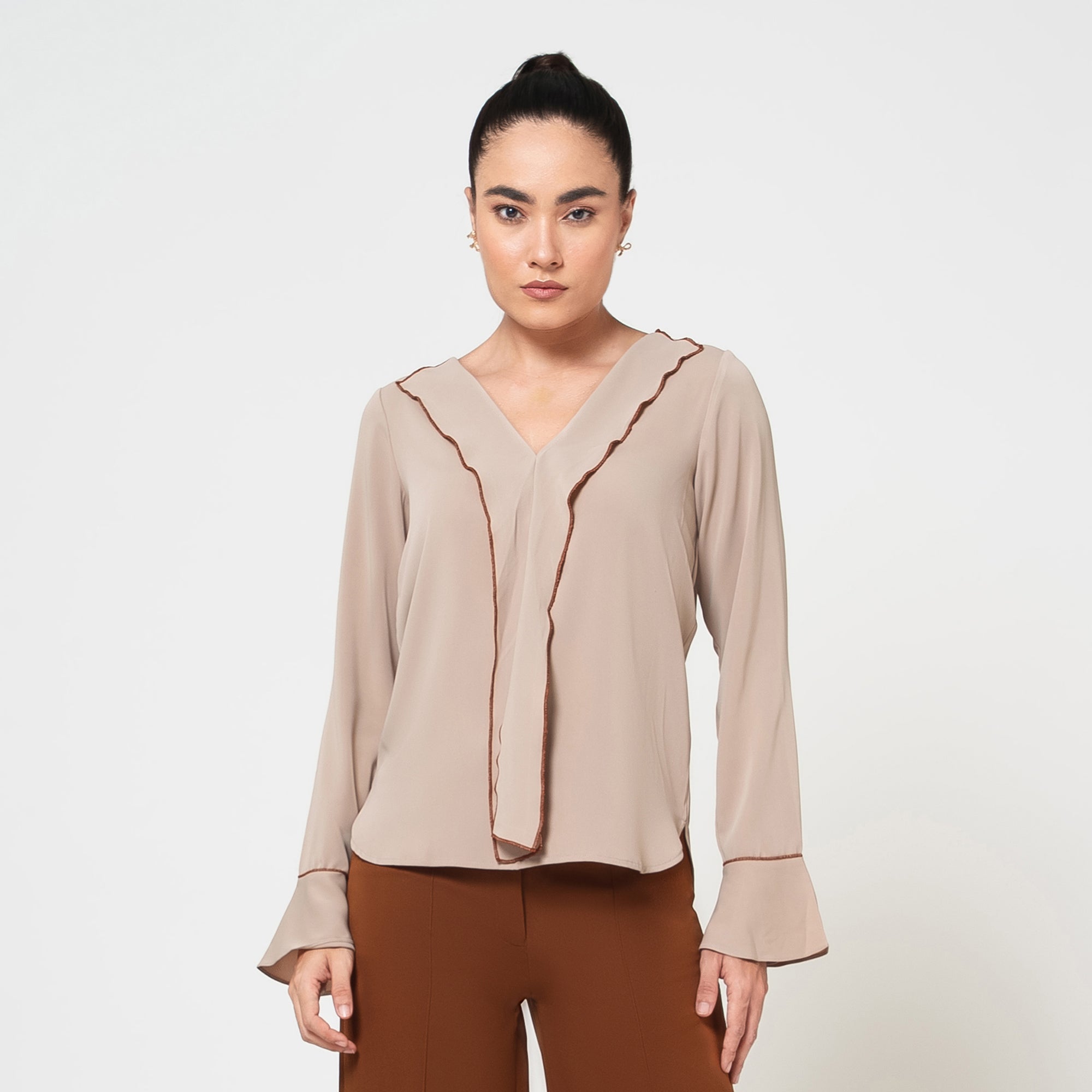 ผ้าซารีป่านสีเบจพร้อมไข่มุก