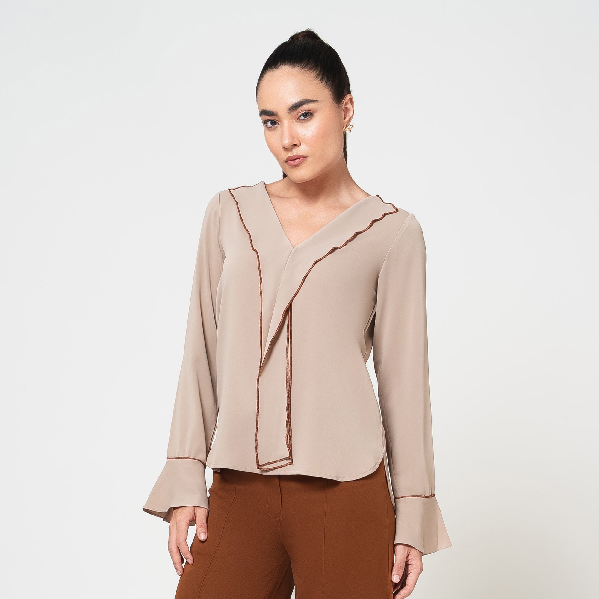 ผ้าซารีป่านสีเบจพร้อมไข่มุก