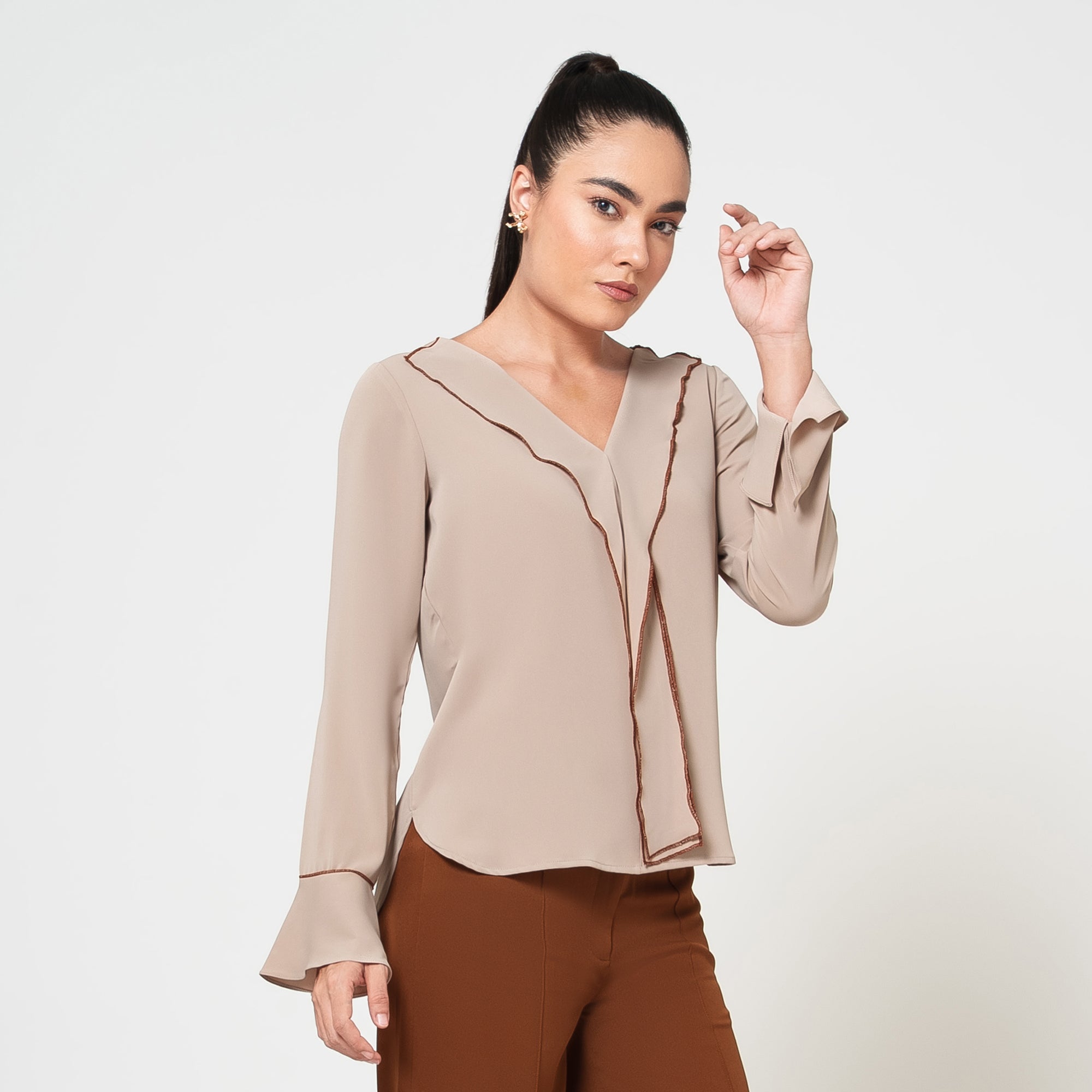 ผ้าซารีป่านสีเบจพร้อมไข่มุก