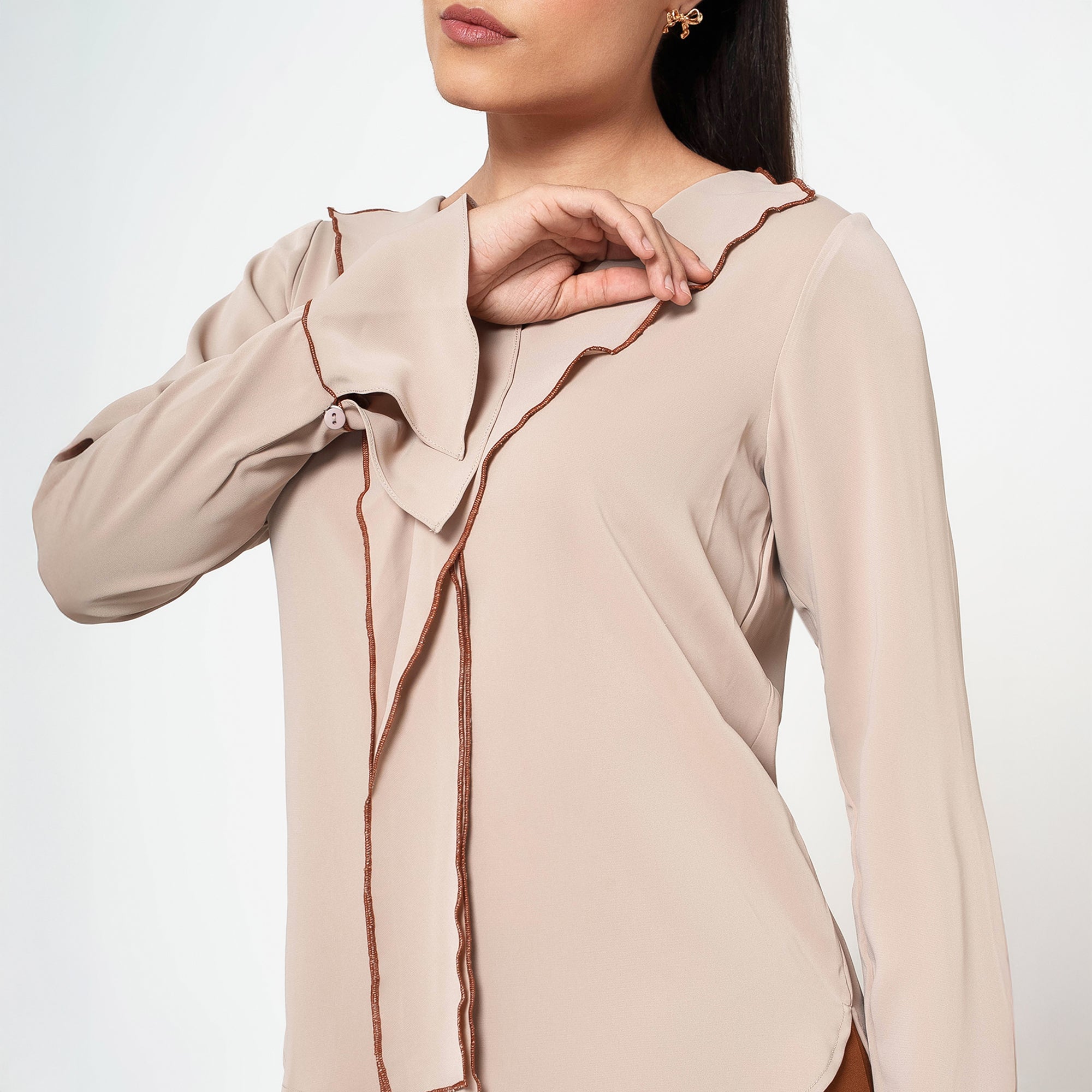 ผ้าซารีป่านสีเบจพร้อมไข่มุก