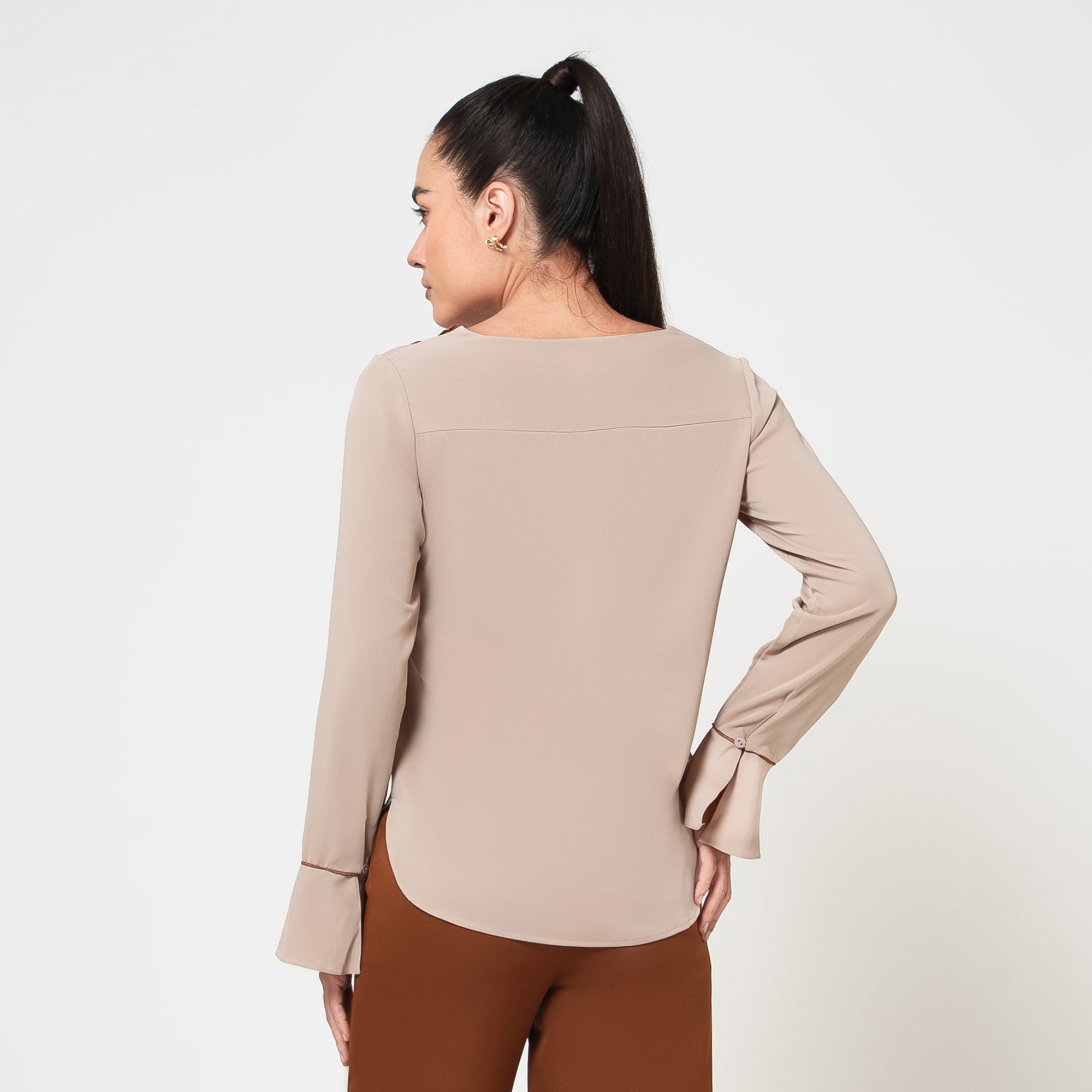 ผ้าซารีป่านสีเบจพร้อมไข่มุก