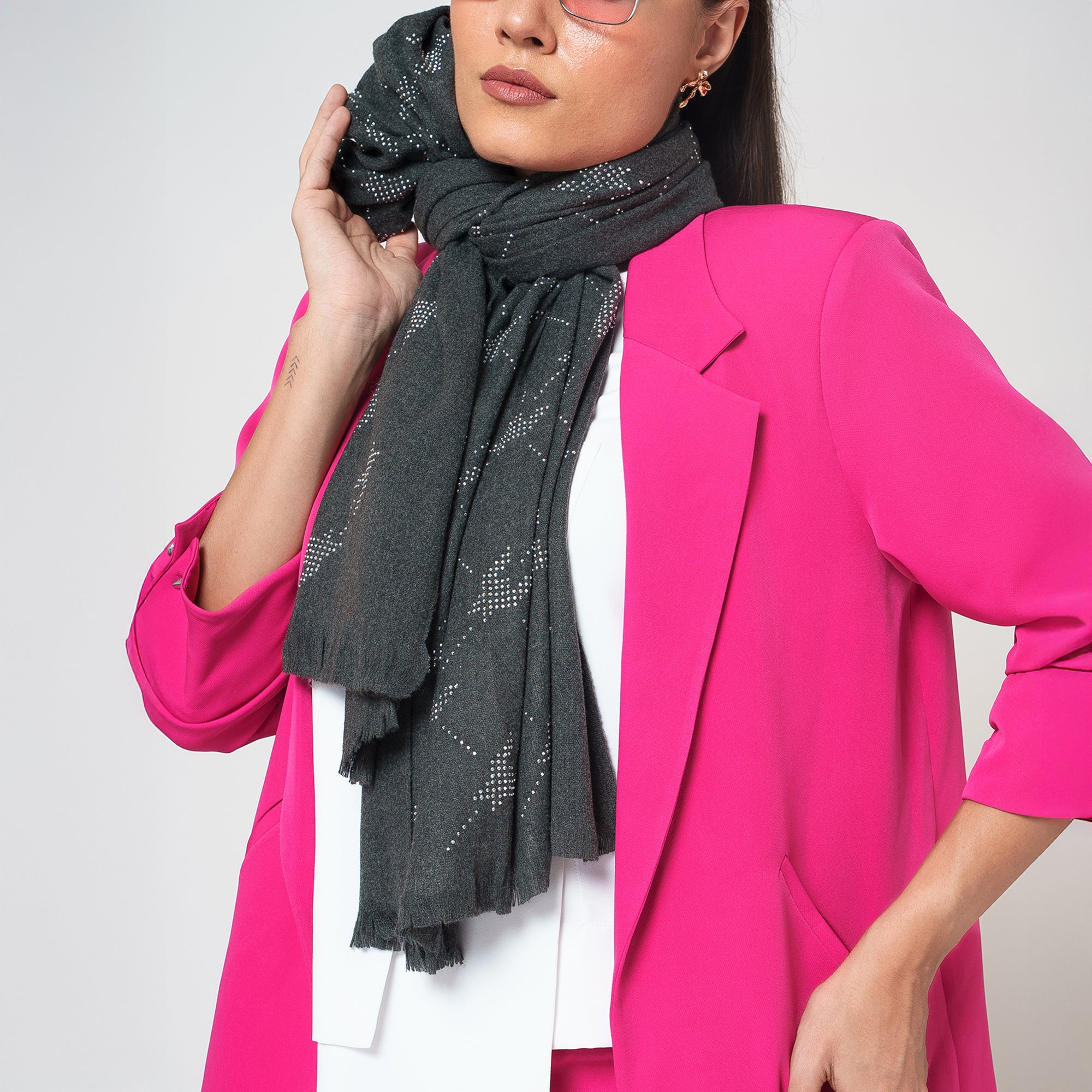 ผ้าซารีป่านสีเบจพร้อมไข่มุก