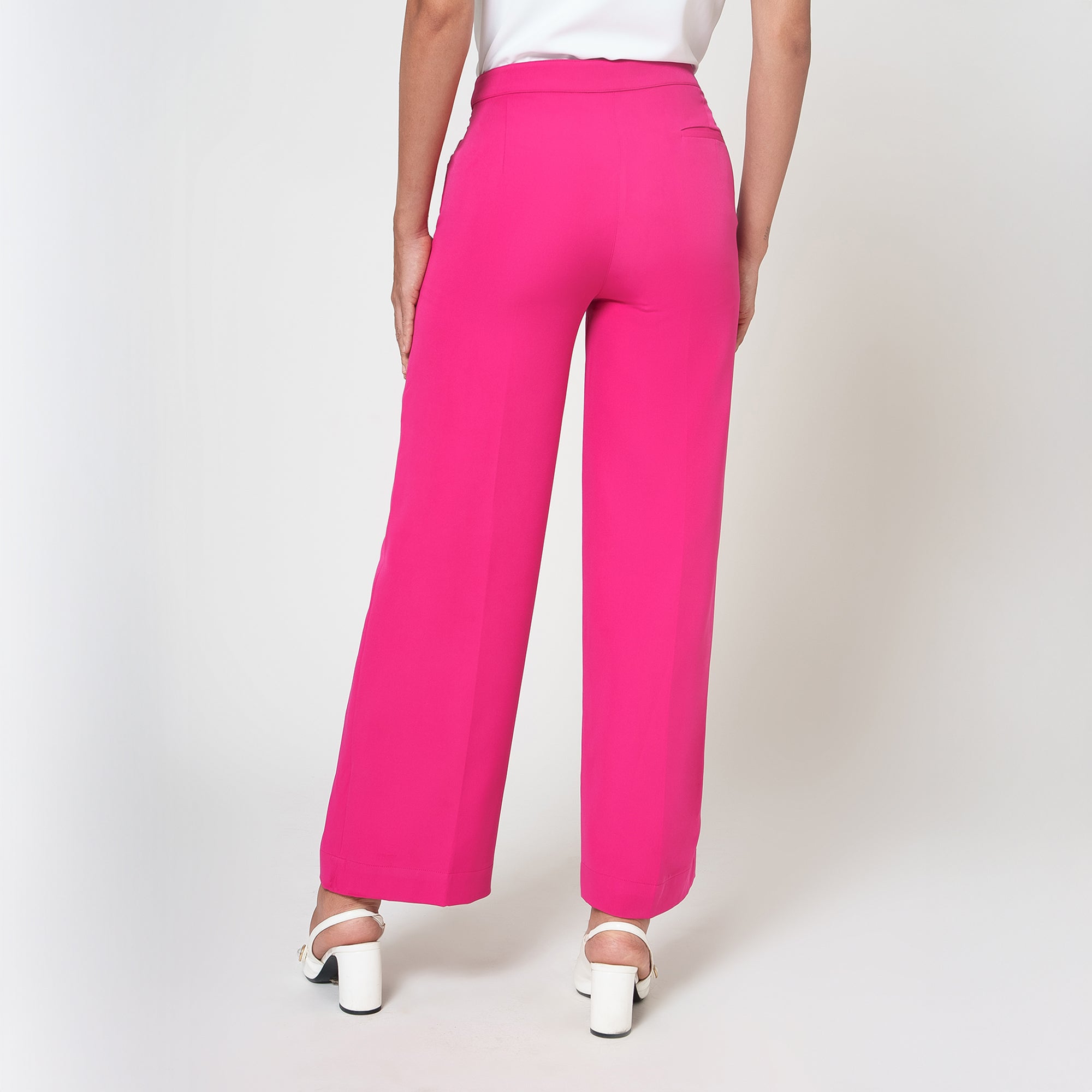 ผ้าซารีป่านสีเบจพร้อมไข่มุก