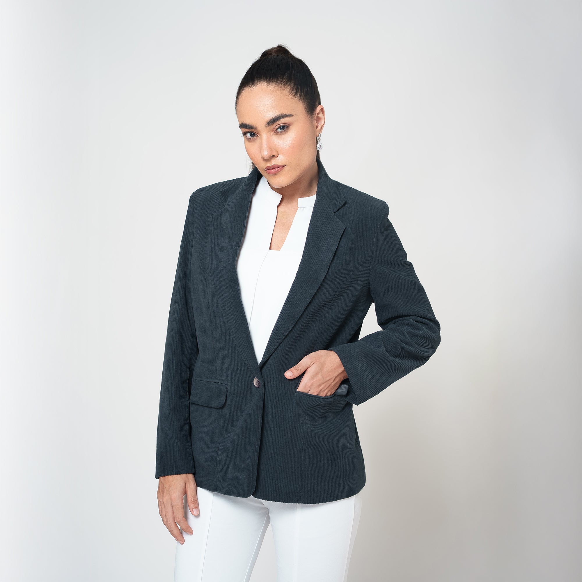 ผ้าซารีป่านสีเบจพร้อมไข่มุก