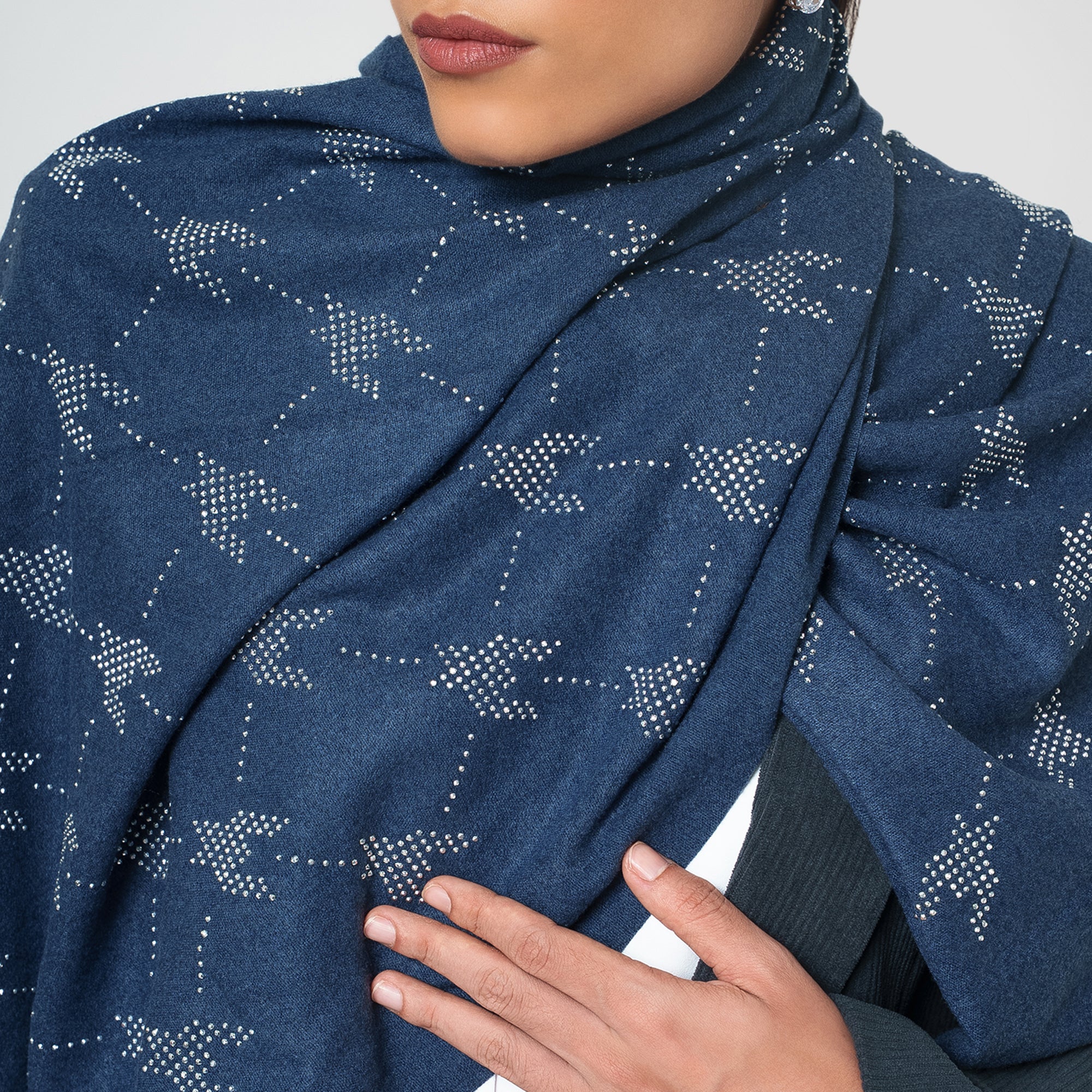 ผ้าซารีป่านสีเบจพร้อมไข่มุก