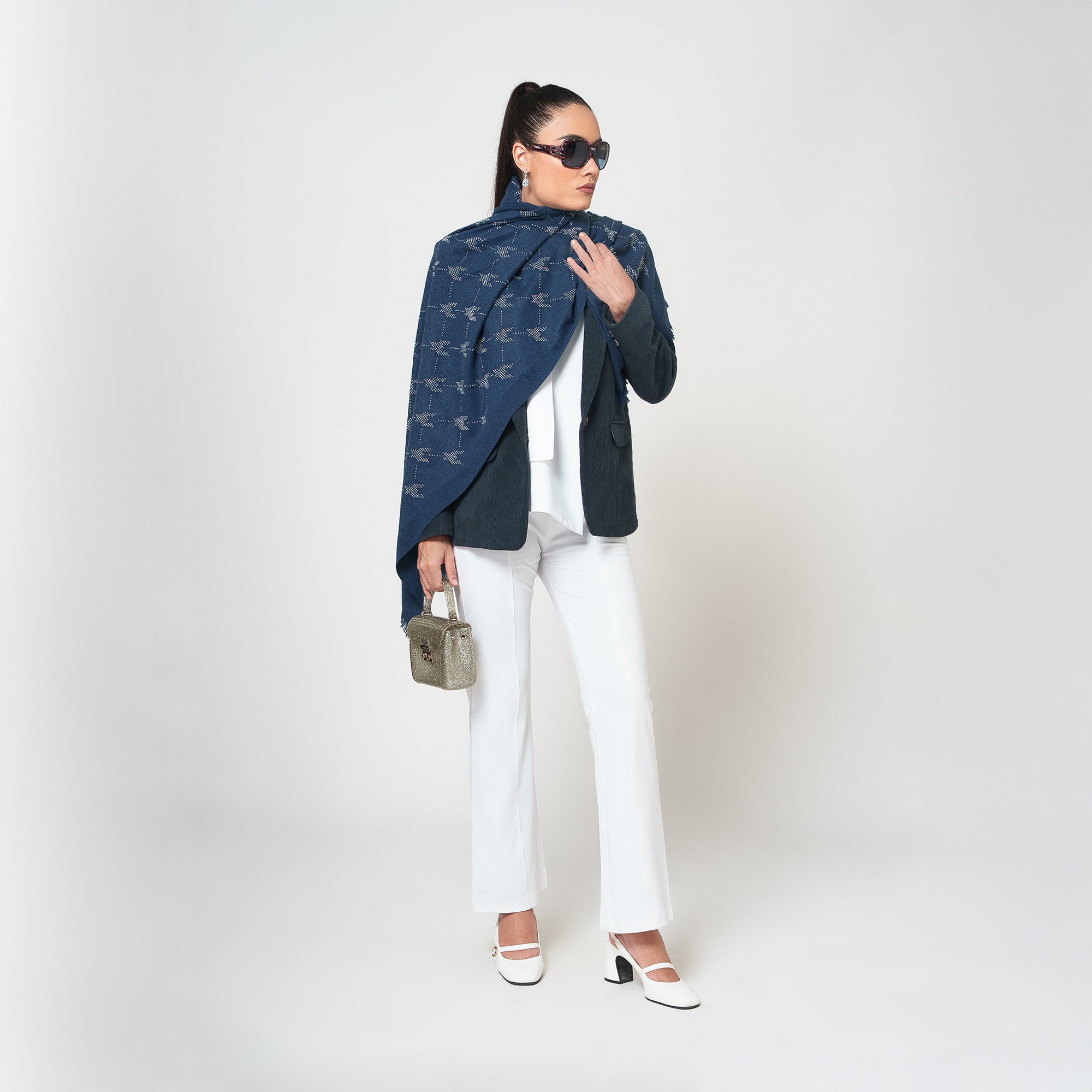 ผ้าซารีป่านสีเบจพร้อมไข่มุก