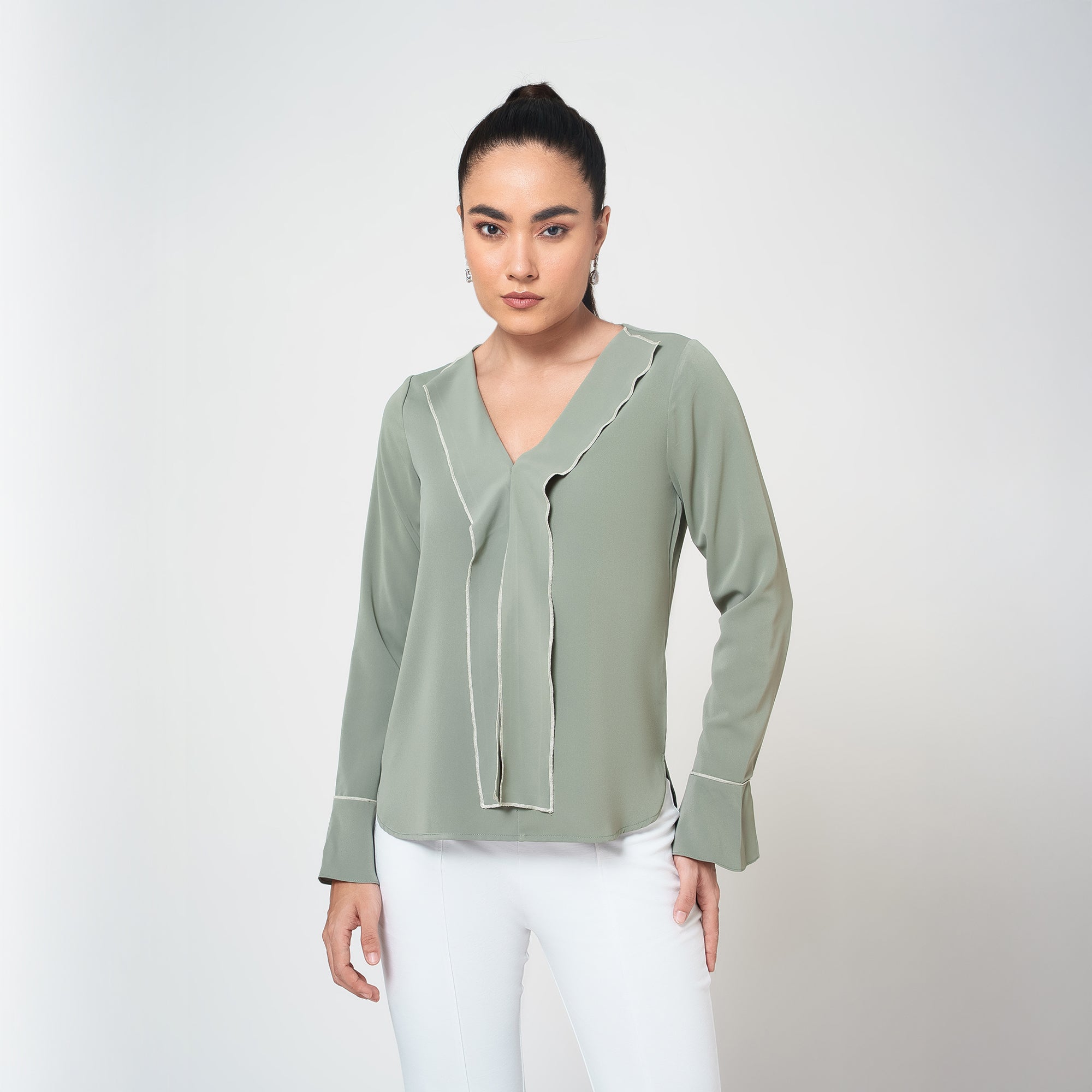 ผ้าซารีป่านสีเบจพร้อมไข่มุก