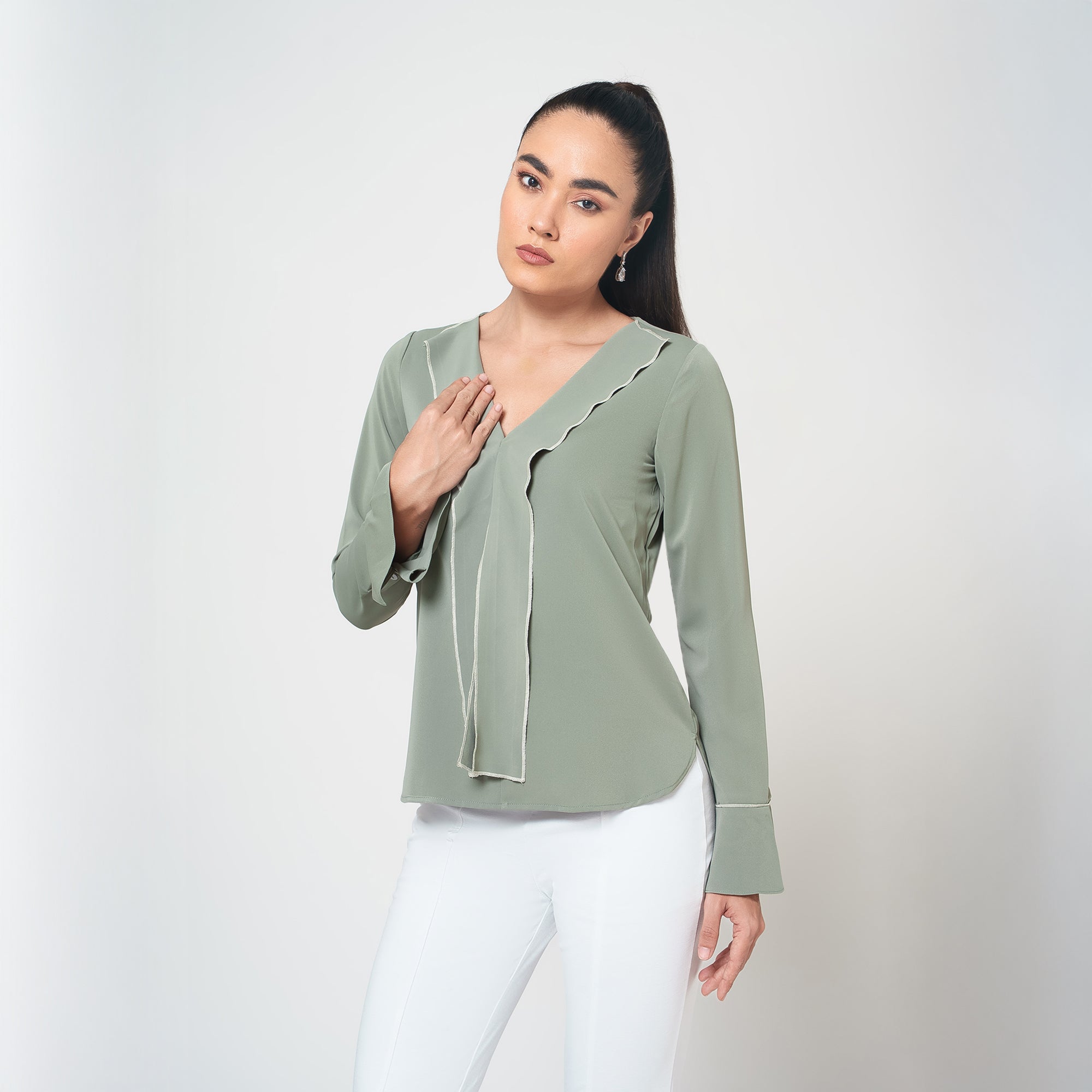 ผ้าซารีป่านสีเบจพร้อมไข่มุก