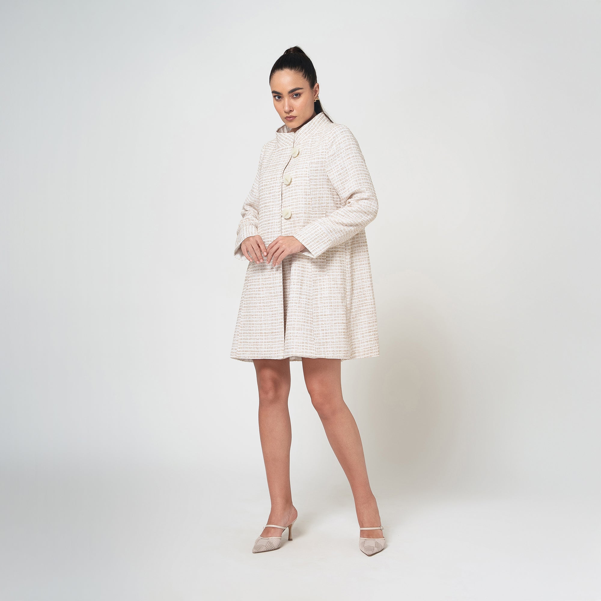 ผ้าซารีป่านสีเบจพร้อมไข่มุก