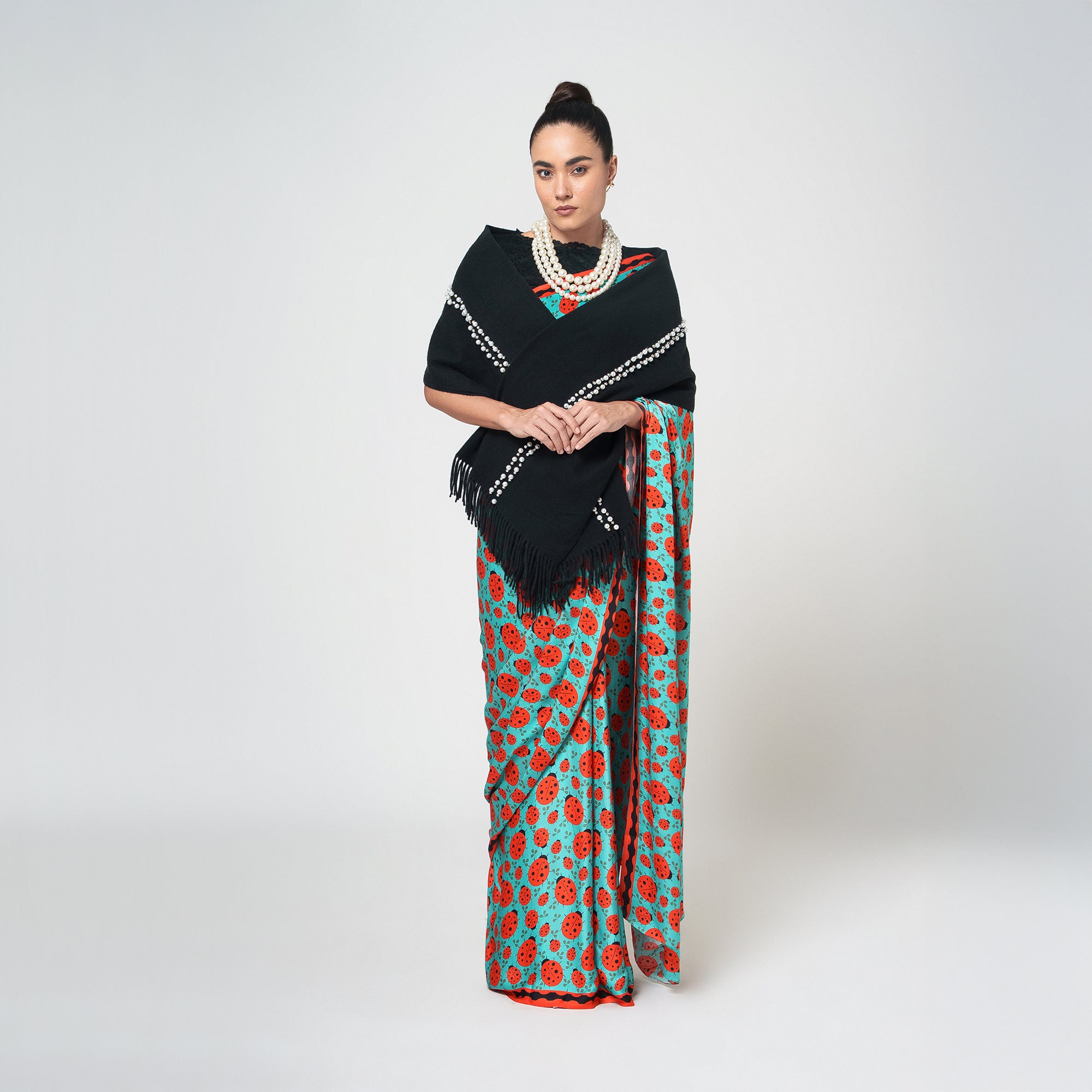 ผ้าซารีป่านสีเบจพร้อมไข่มุก