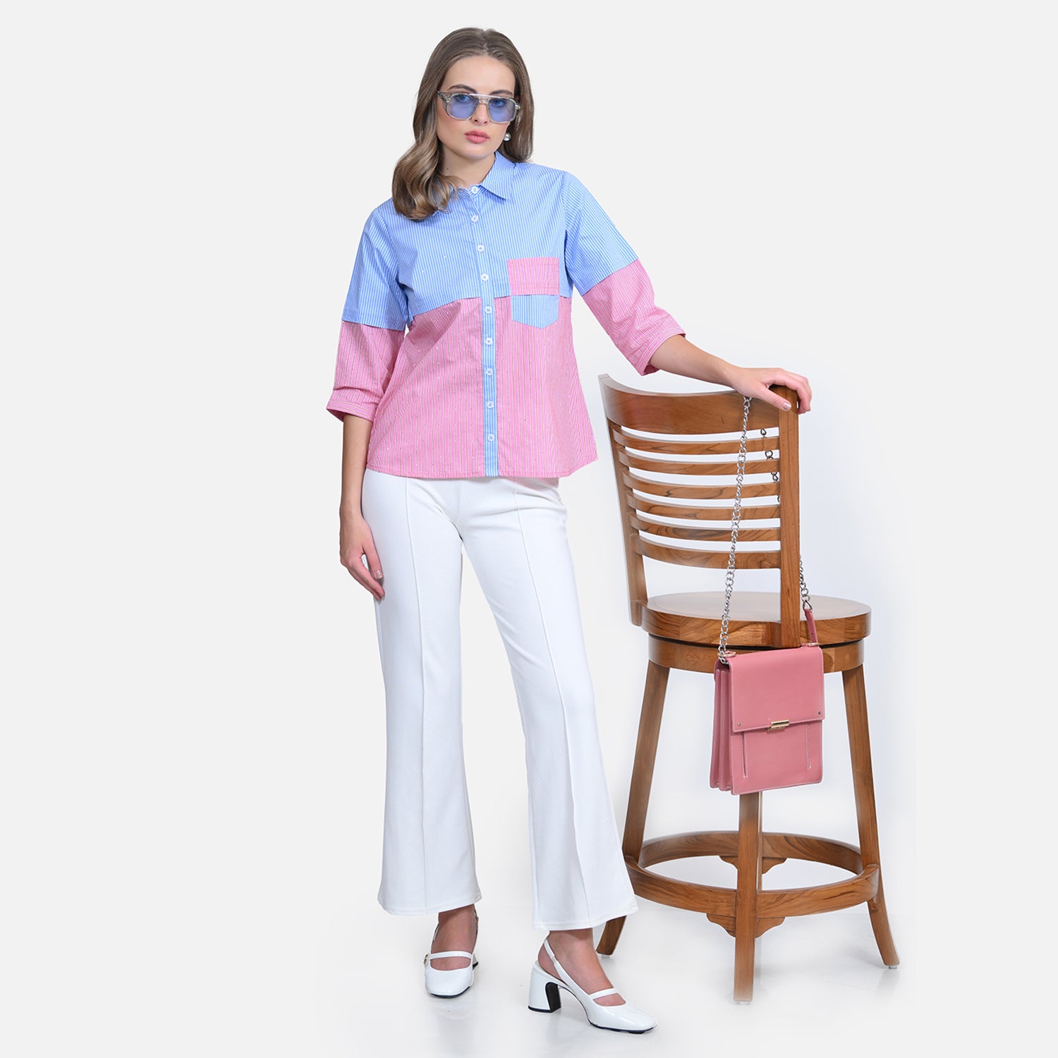 เสื้อเชิ้ตสีเบจมีระบายที่ข้อมือ