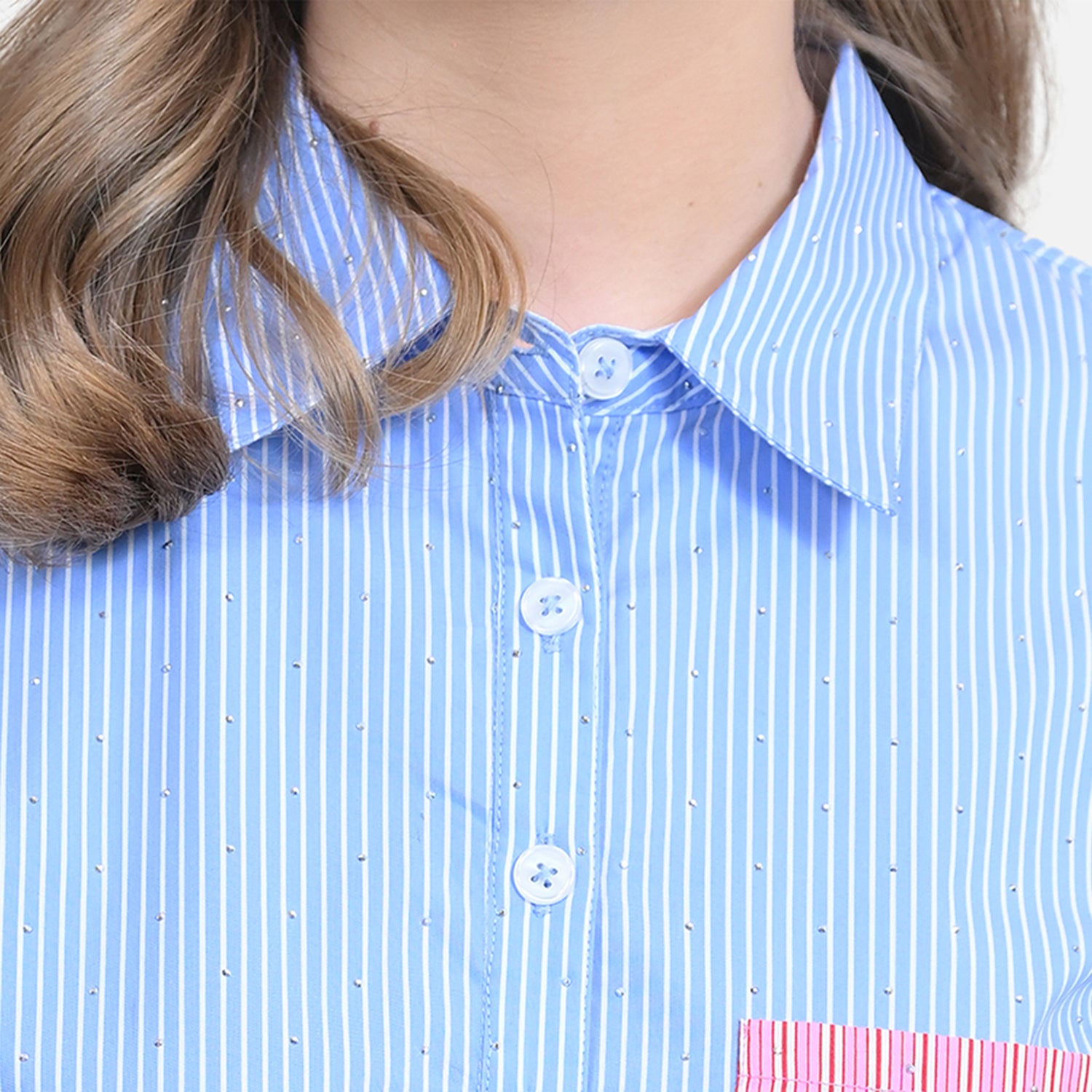 เสื้อเชิ้ตสีเบจมีระบายที่ข้อมือ