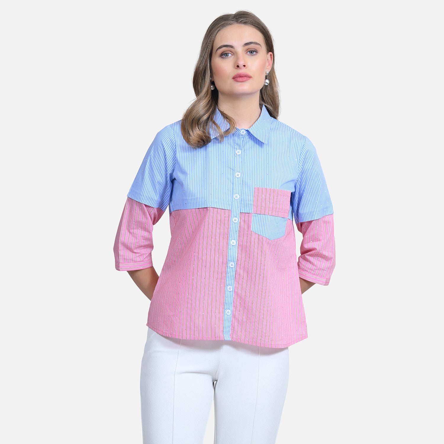 เสื้อเชิ้ตสีเบจมีระบายที่ข้อมือ