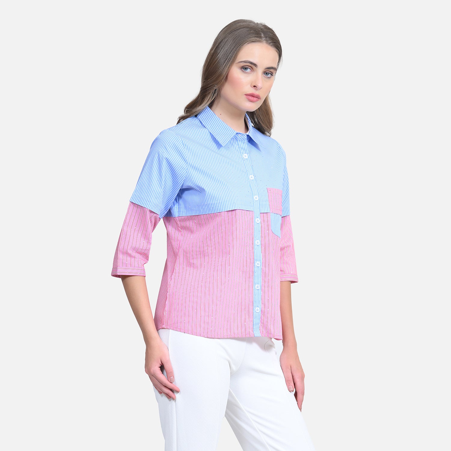 เสื้อเชิ้ตสีเบจมีระบายที่ข้อมือ