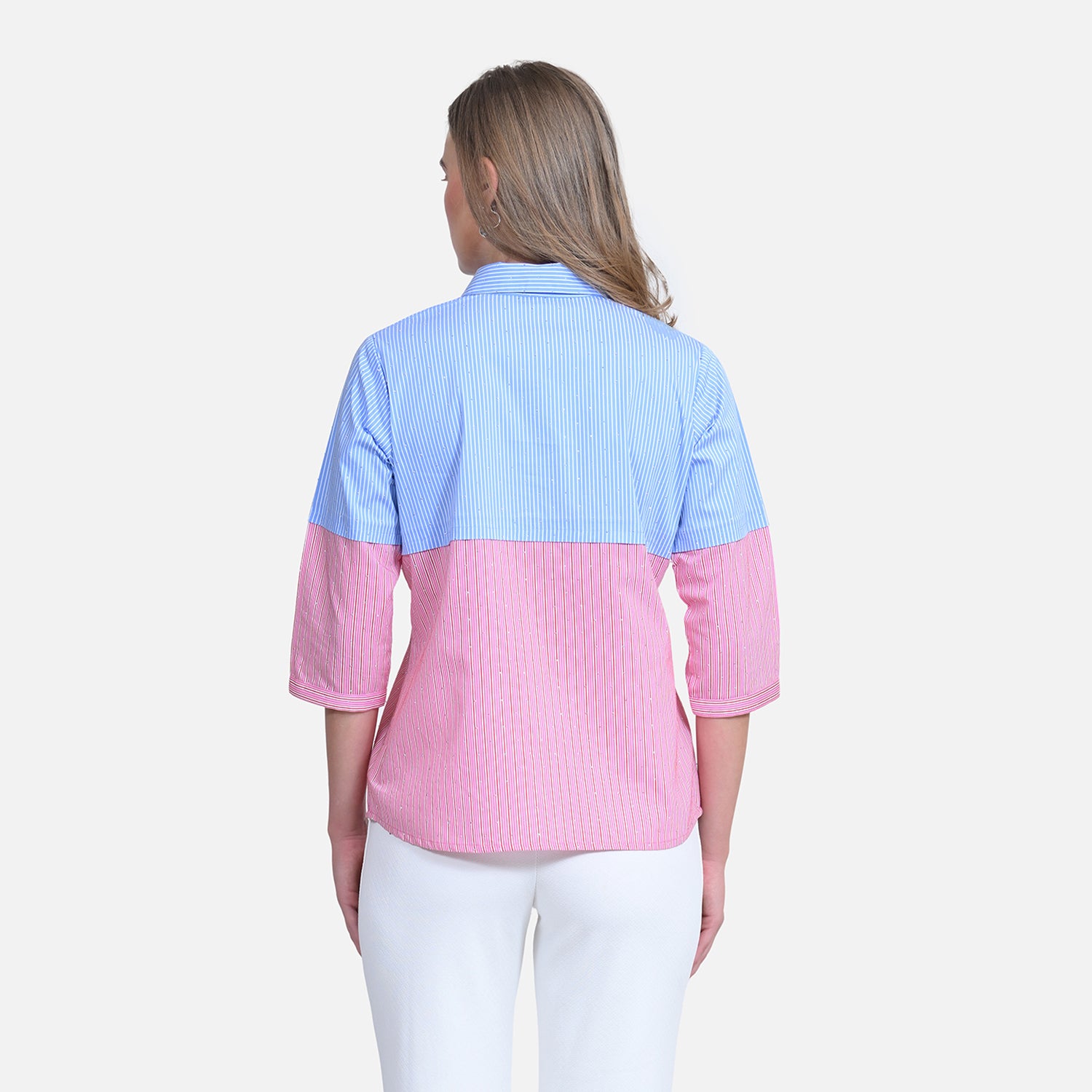 เสื้อเชิ้ตสีเบจมีระบายที่ข้อมือ