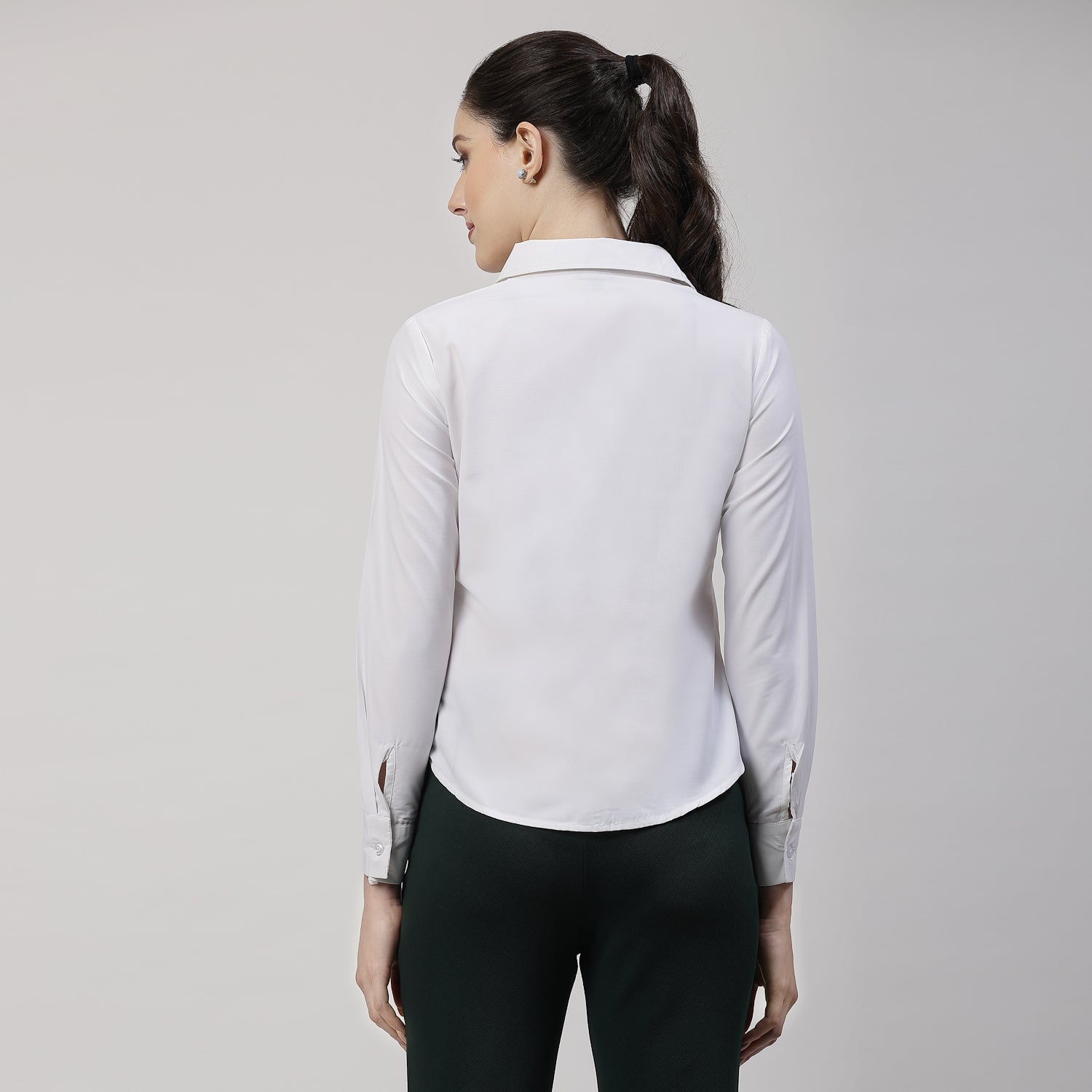 เสื้อเชิ้ตสีขาวมีปก