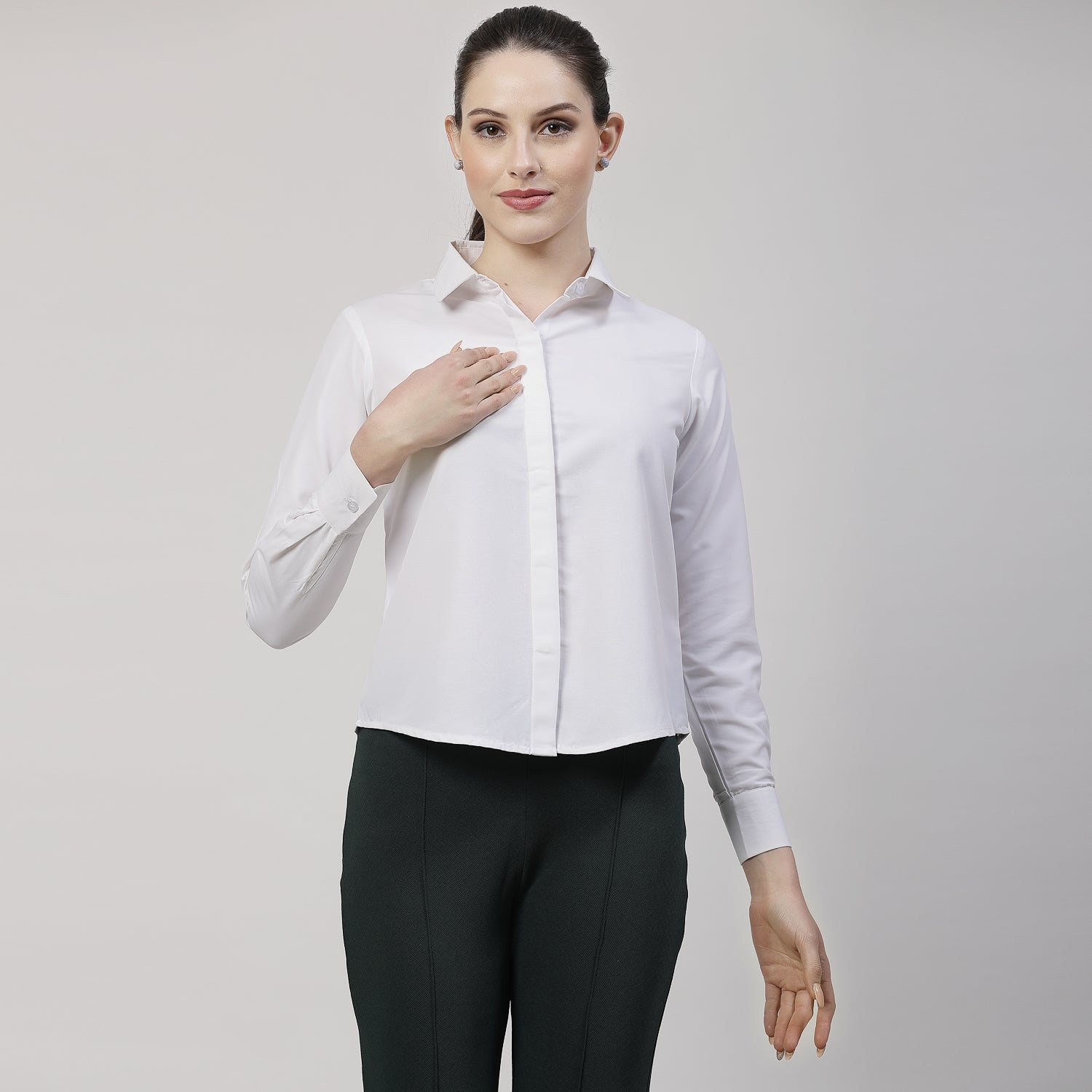 เสื้อเชิ้ตสีขาวมีปก