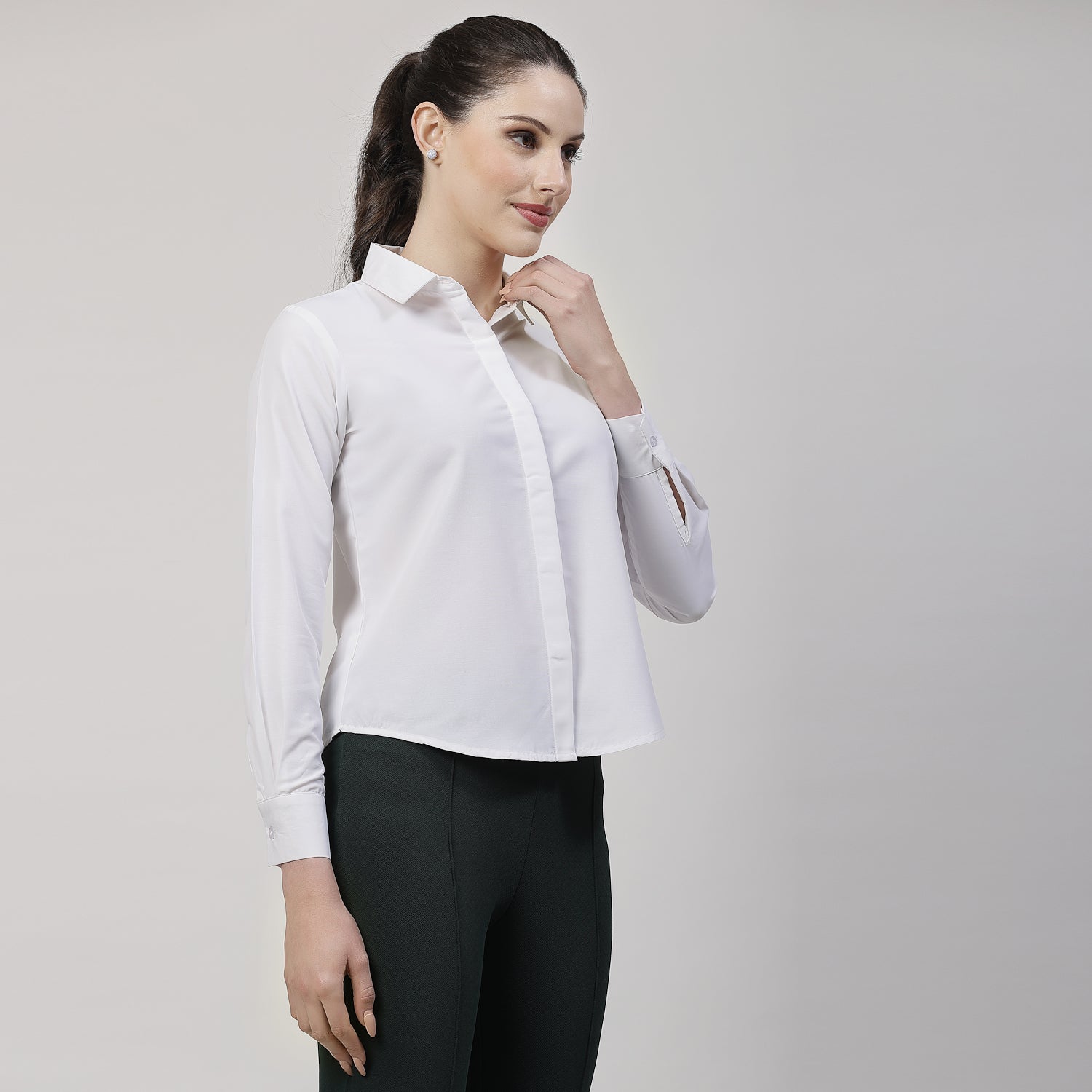 เสื้อเชิ้ตสีขาวมีปก