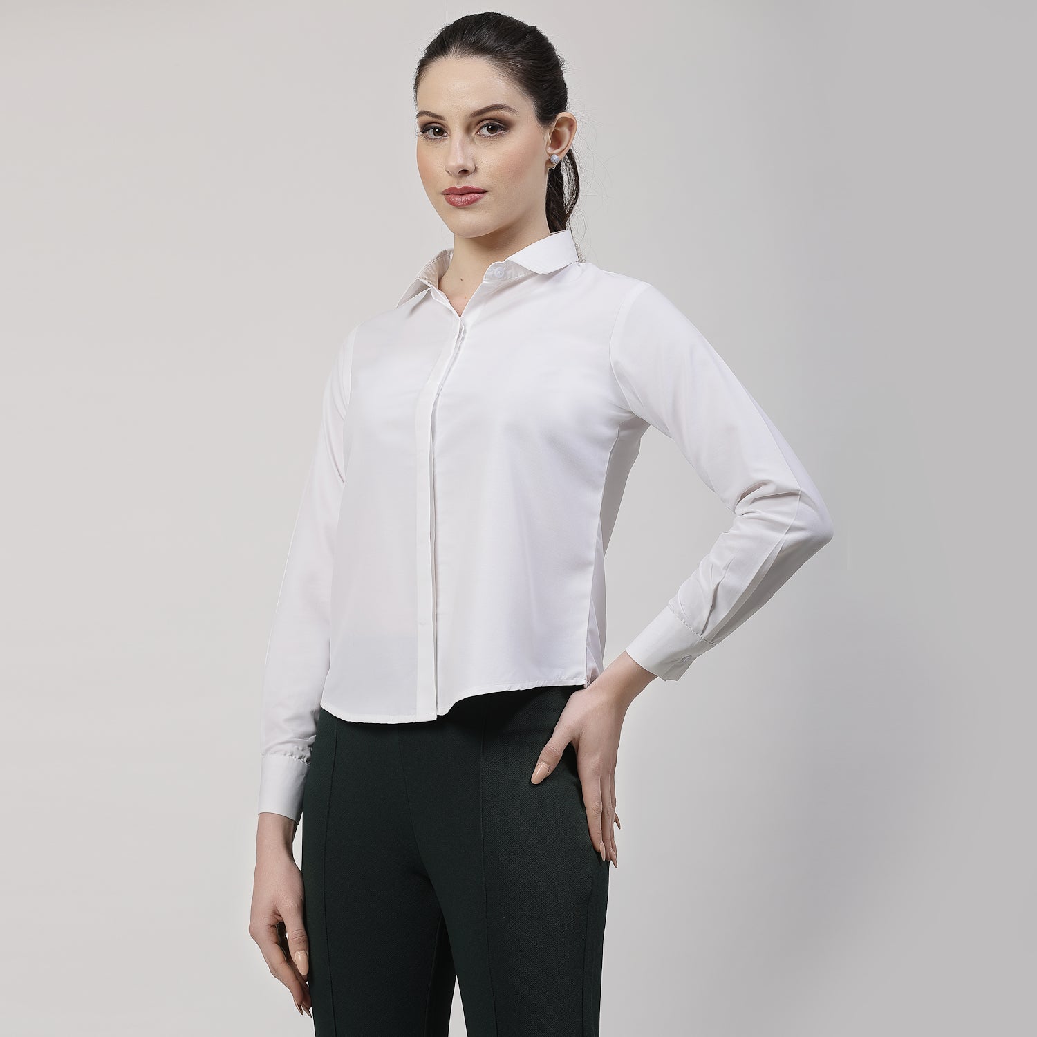 เสื้อเชิ้ตสีขาวมีปก