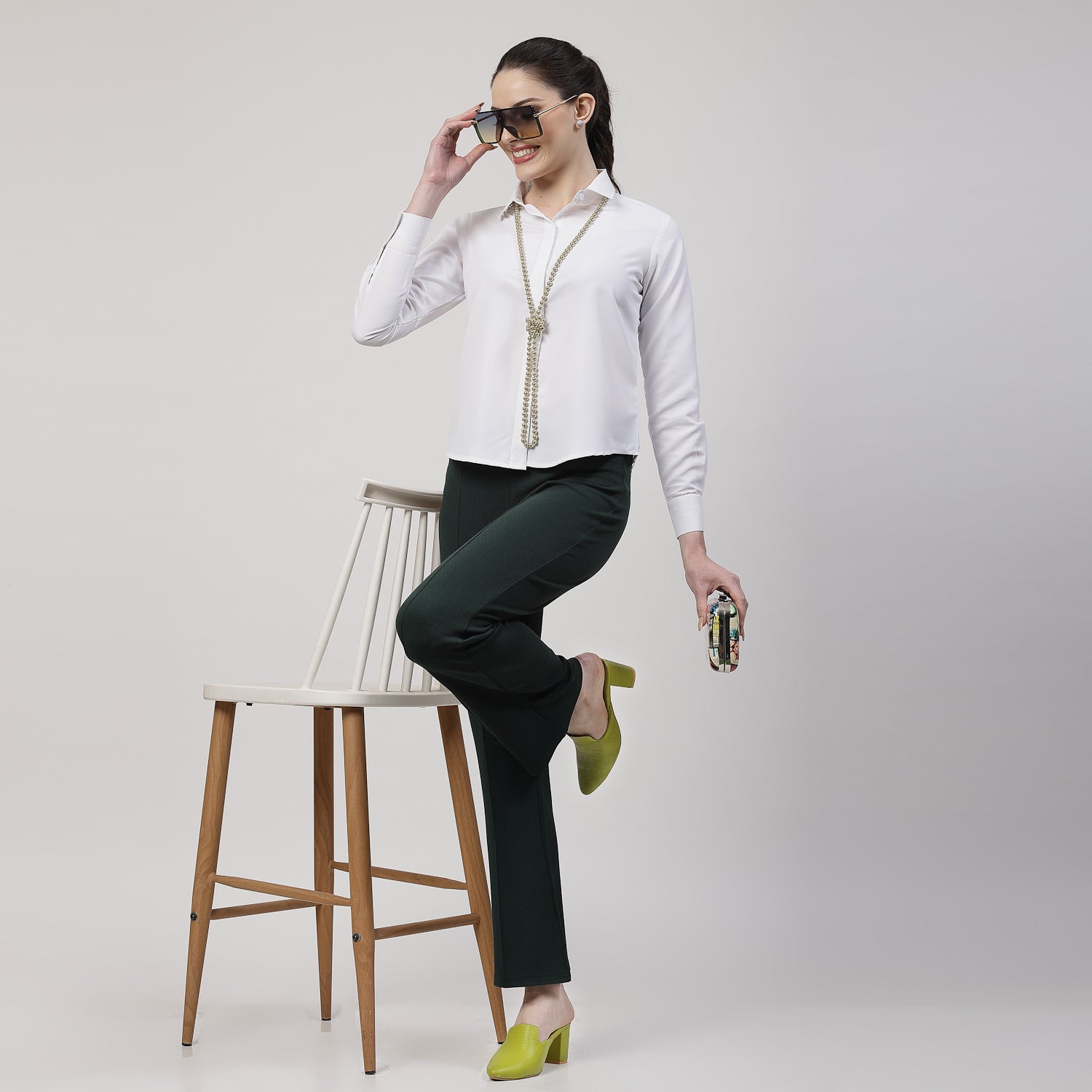 เสื้อเชิ้ตสีขาวมีปก