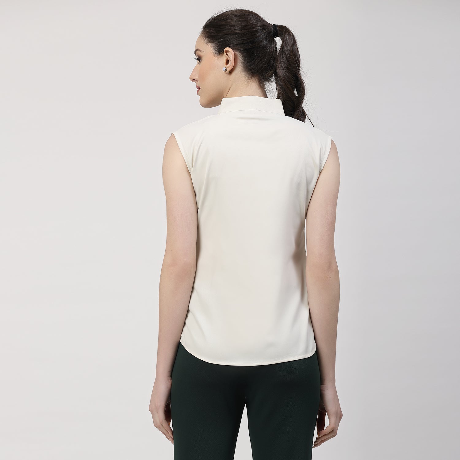 เสื้อแขนกุดสีครีมผูกโบว์