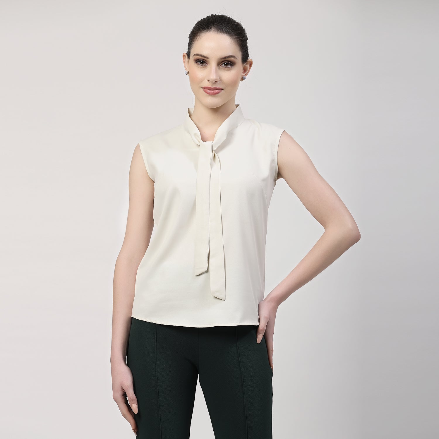 เสื้อแขนกุดสีครีมผูกโบว์