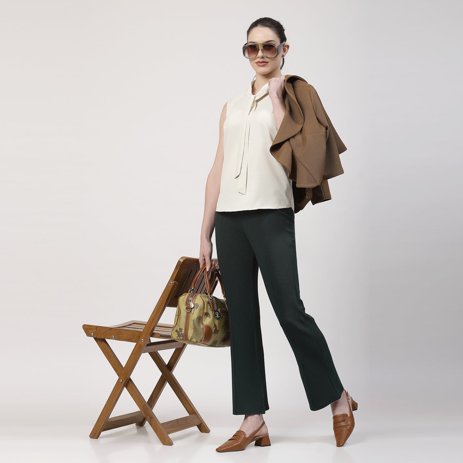 เสื้อแขนกุดสีครีมผูกโบว์