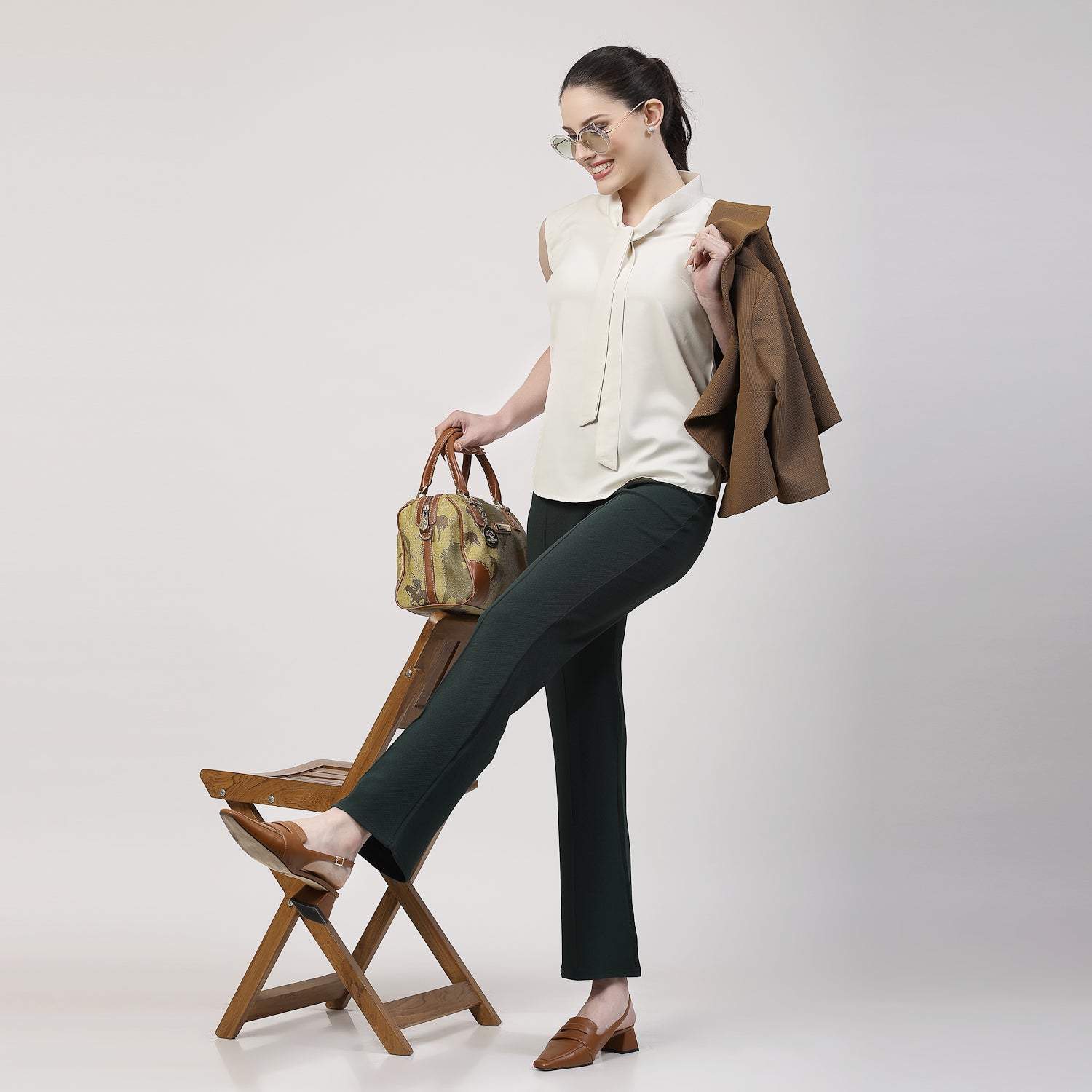 เสื้อแขนกุดสีครีมผูกโบว์