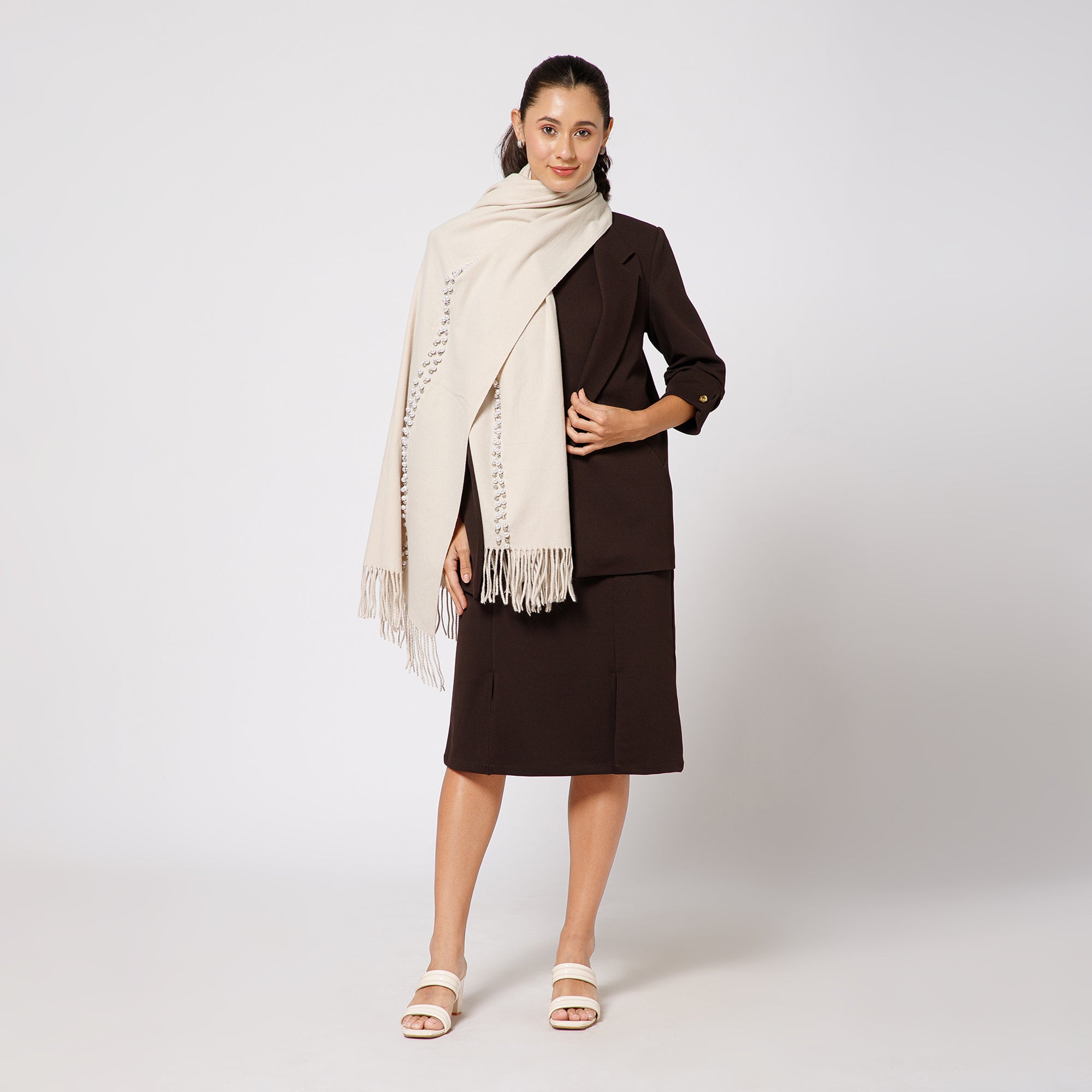 ผ้าซารีป่านสีเบจพร้อมไข่มุก