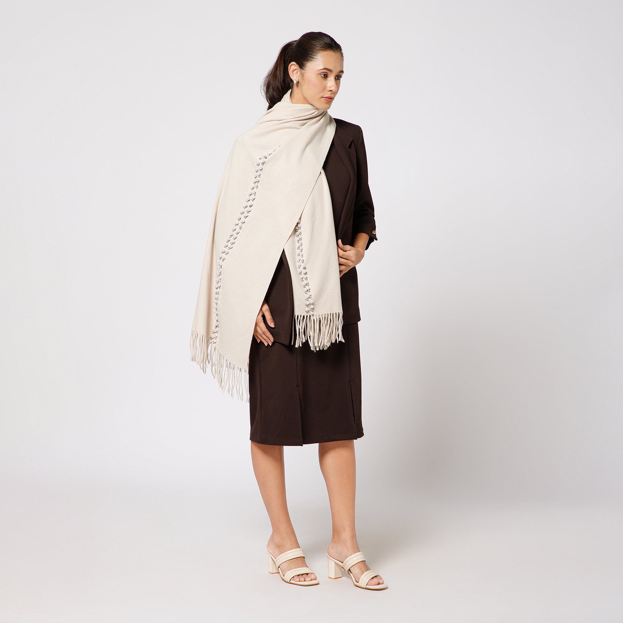 ผ้าซารีป่านสีเบจพร้อมไข่มุก