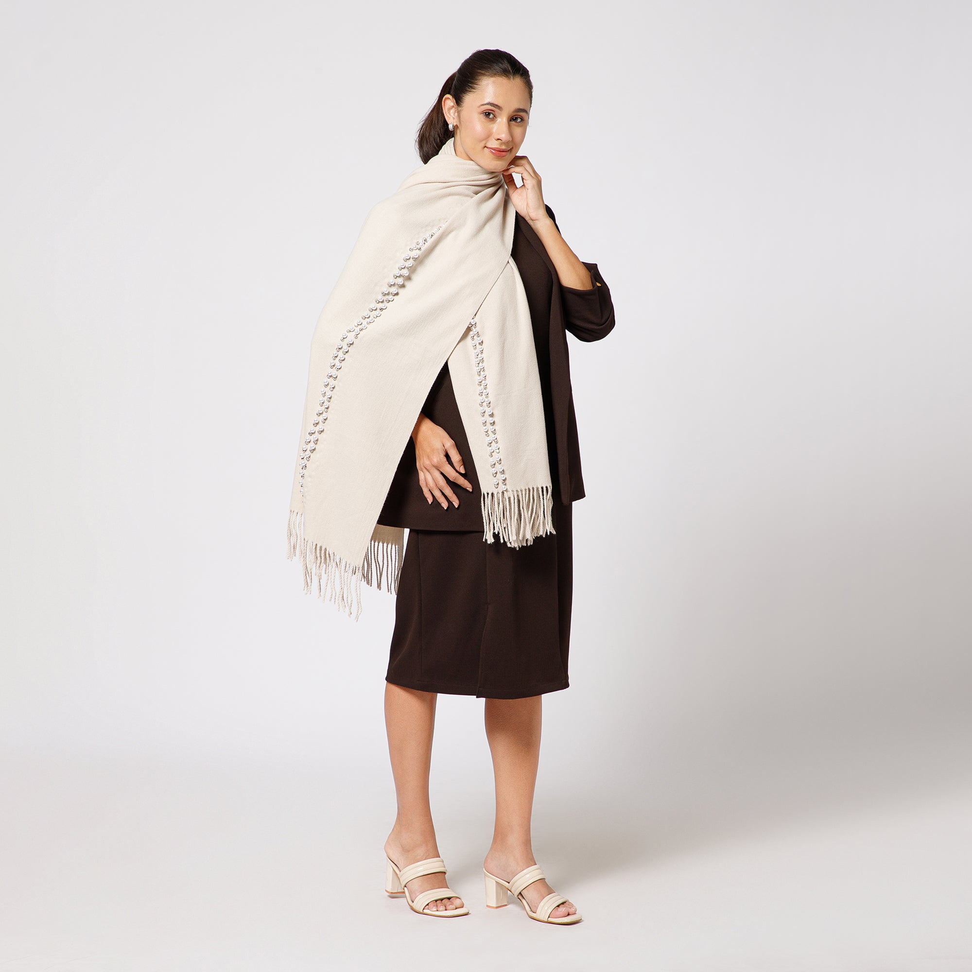 ผ้าซารีป่านสีเบจพร้อมไข่มุก