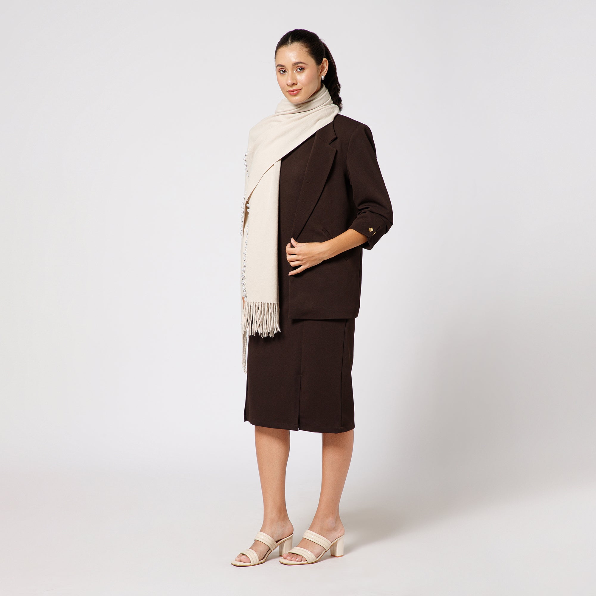 ผ้าซารีป่านสีเบจพร้อมไข่มุก