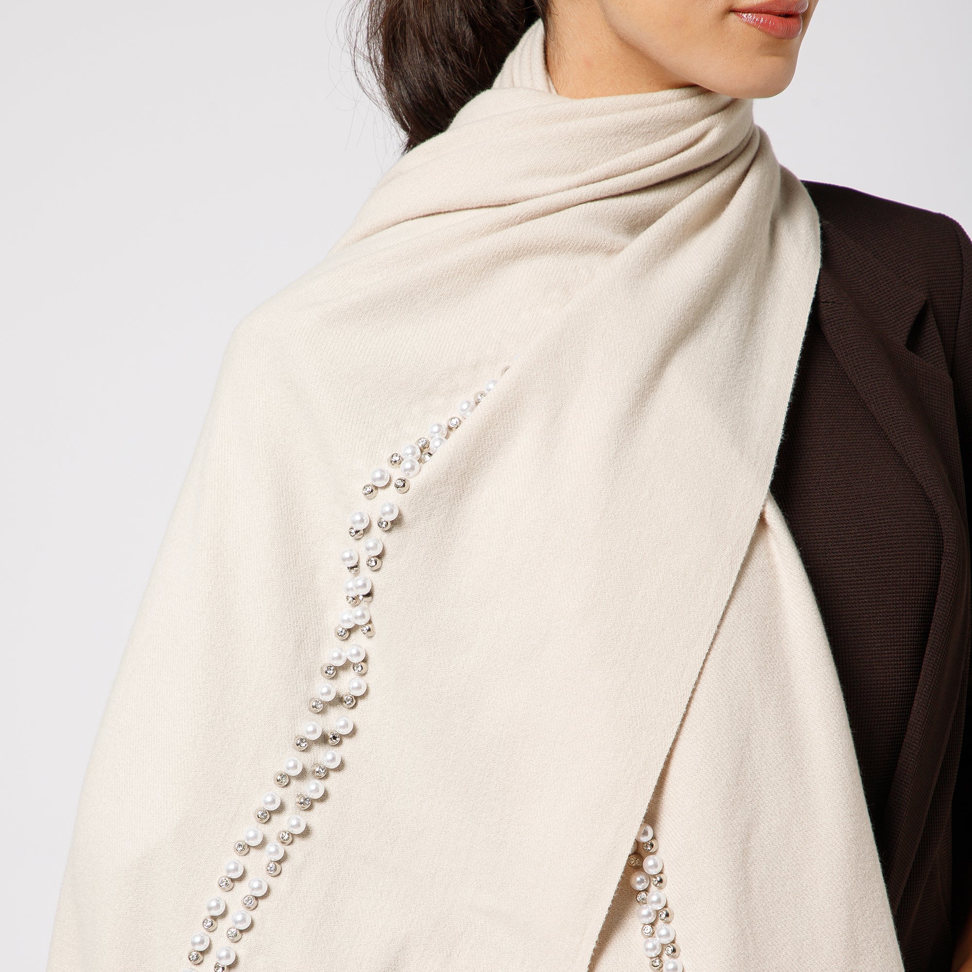 ผ้าซารีป่านสีเบจพร้อมไข่มุก