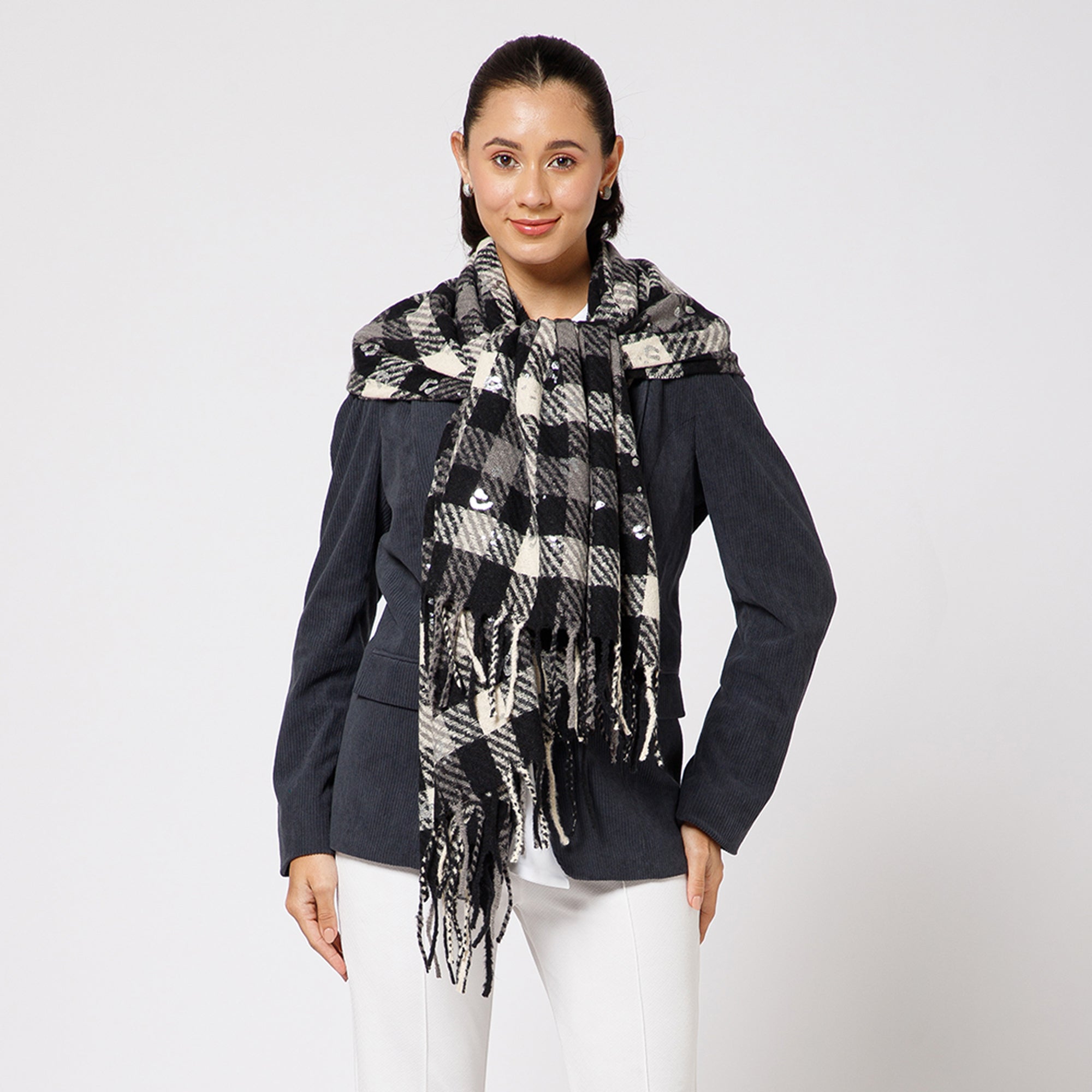 ผ้าซารีป่านสีเบจพร้อมไข่มุก