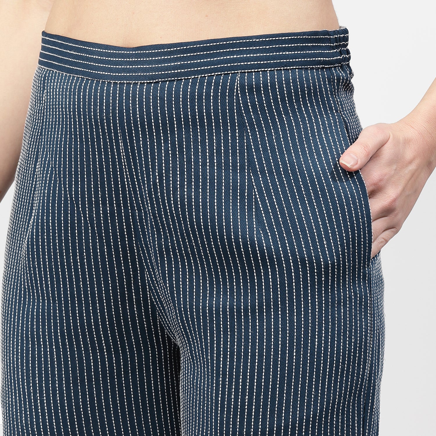 ป้ายสีน้ำเงินเข้มมีเส้นสีขาว