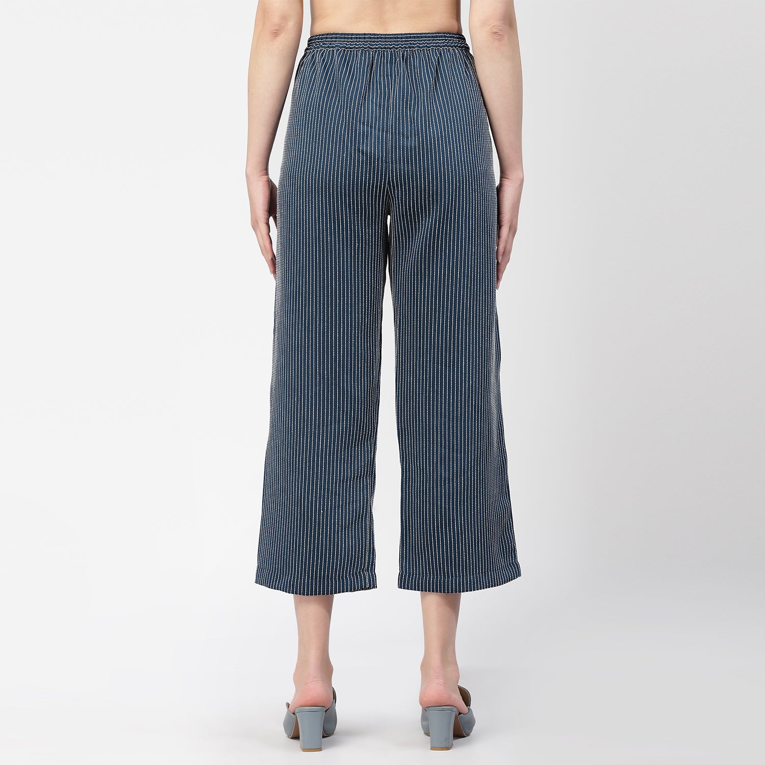 ป้ายสีน้ำเงินเข้มมีเส้นสีขาว