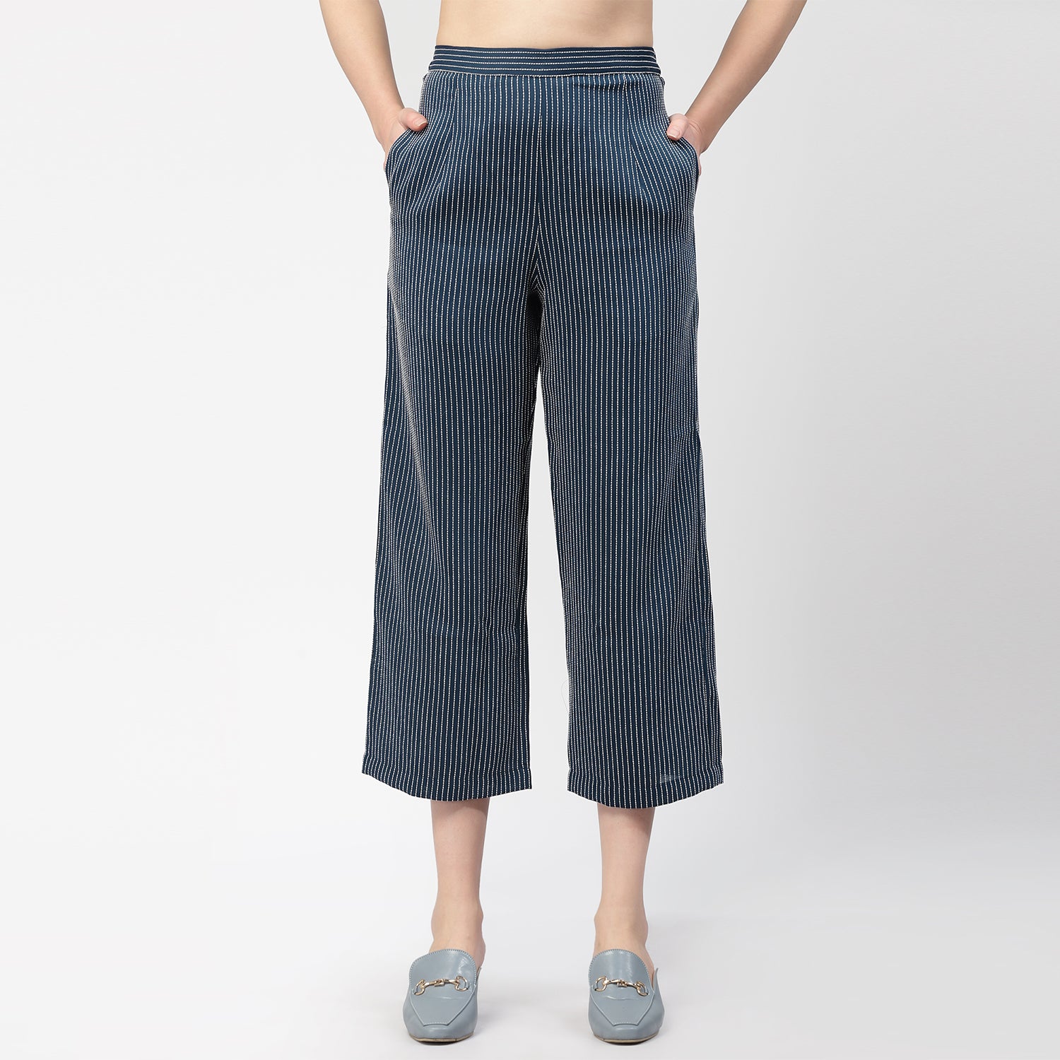 ป้ายสีน้ำเงินเข้มมีเส้นสีขาว