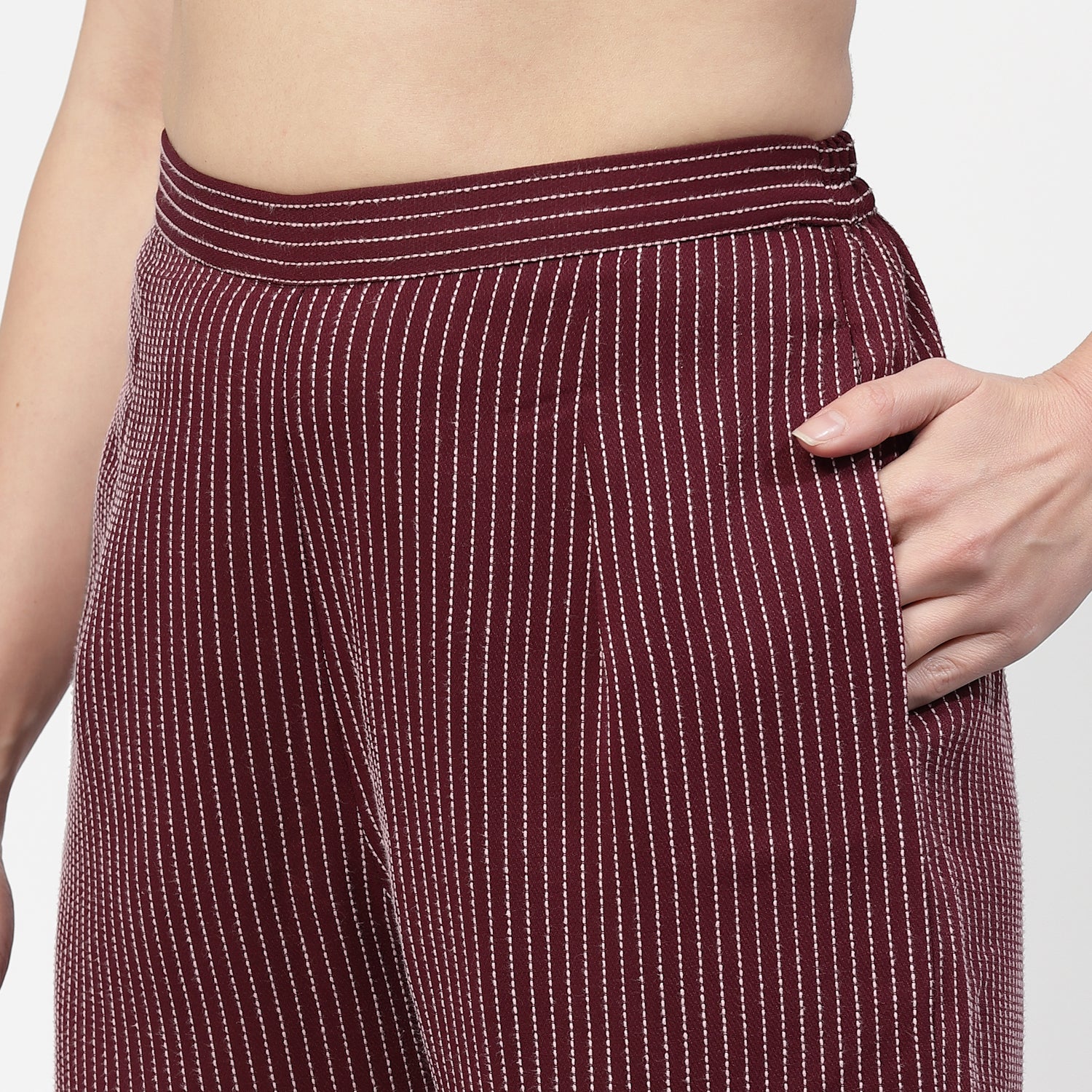 พลาสโซสีชมพูเข้มมีเส้นสีขาว