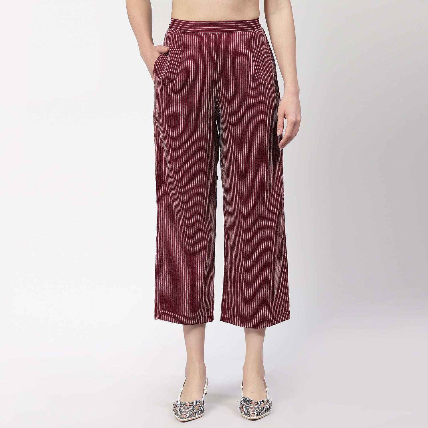 พลาสโซสีชมพูเข้มมีเส้นสีขาว