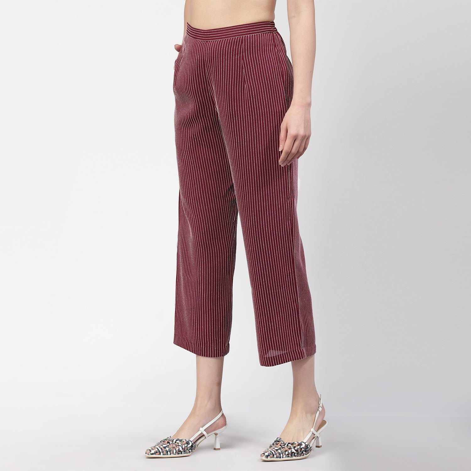 พลาสโซสีชมพูเข้มมีเส้นสีขาว