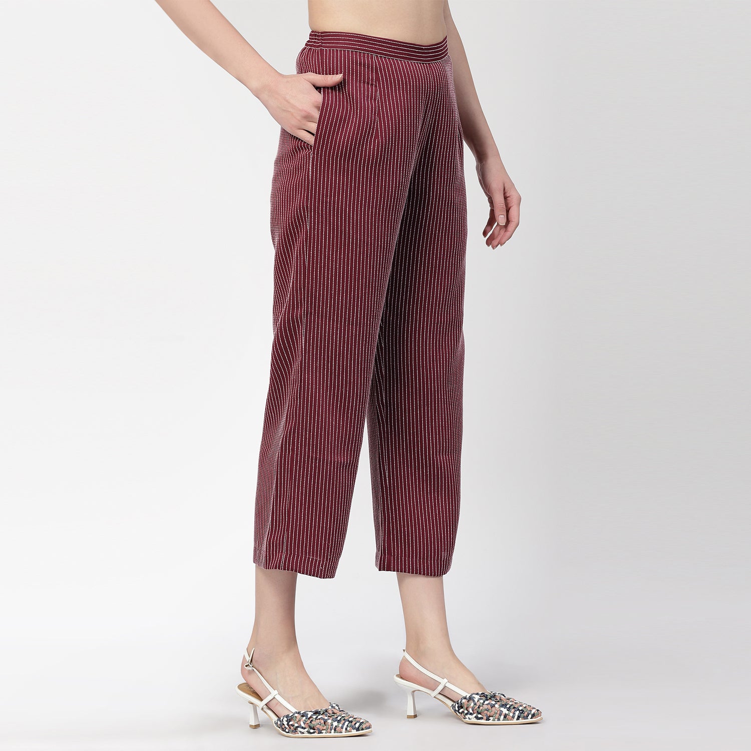 พลาสโซสีชมพูเข้มมีเส้นสีขาว