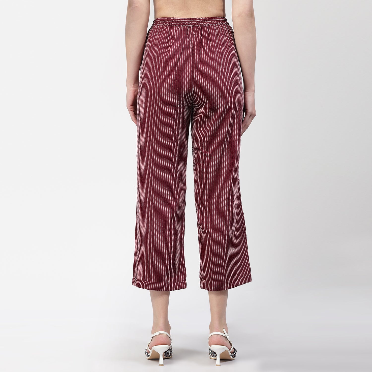 พลาสโซสีชมพูเข้มมีเส้นสีขาว