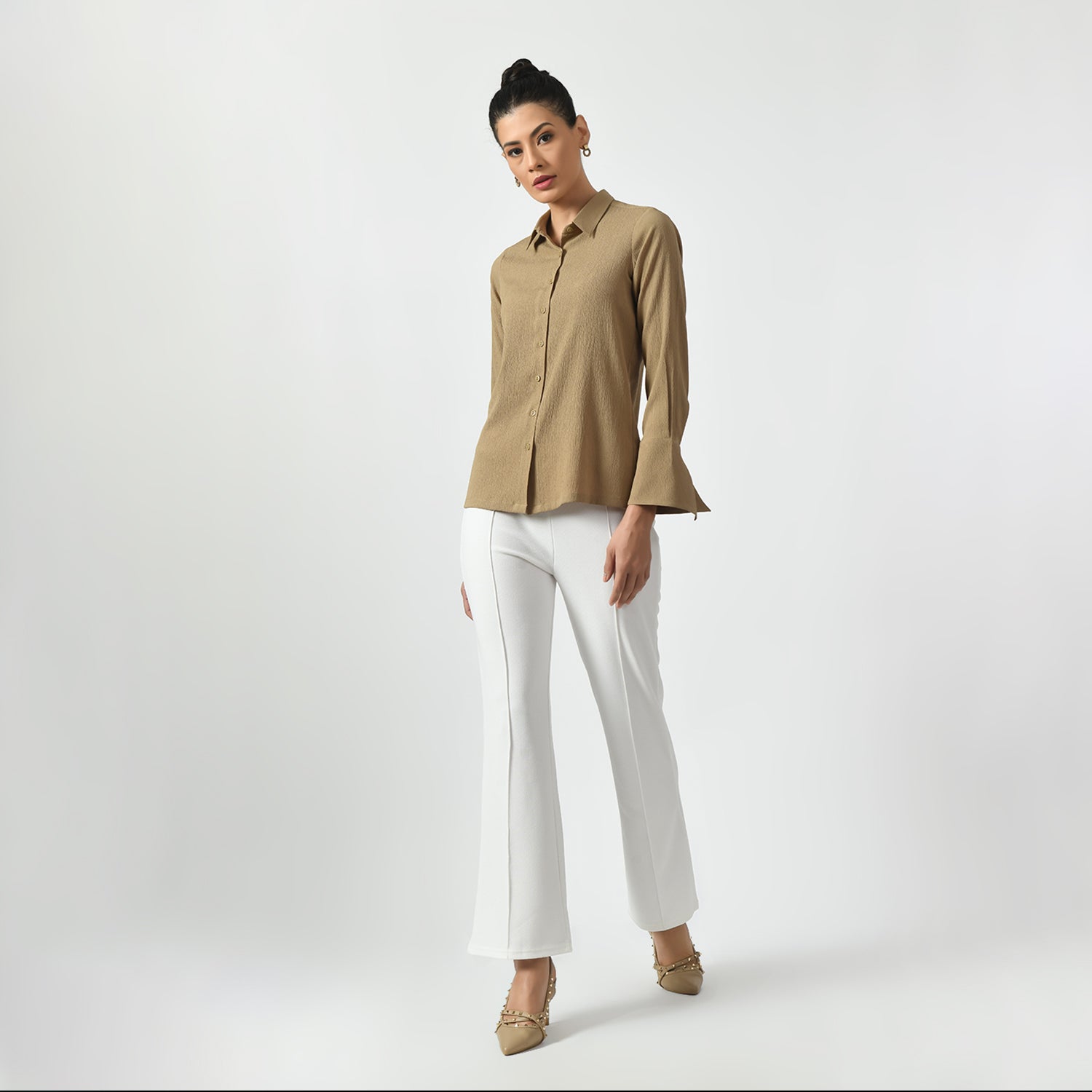 เสื้อเชิ้ตเนื้อผ้าสีเบจมีแขนซ้อน