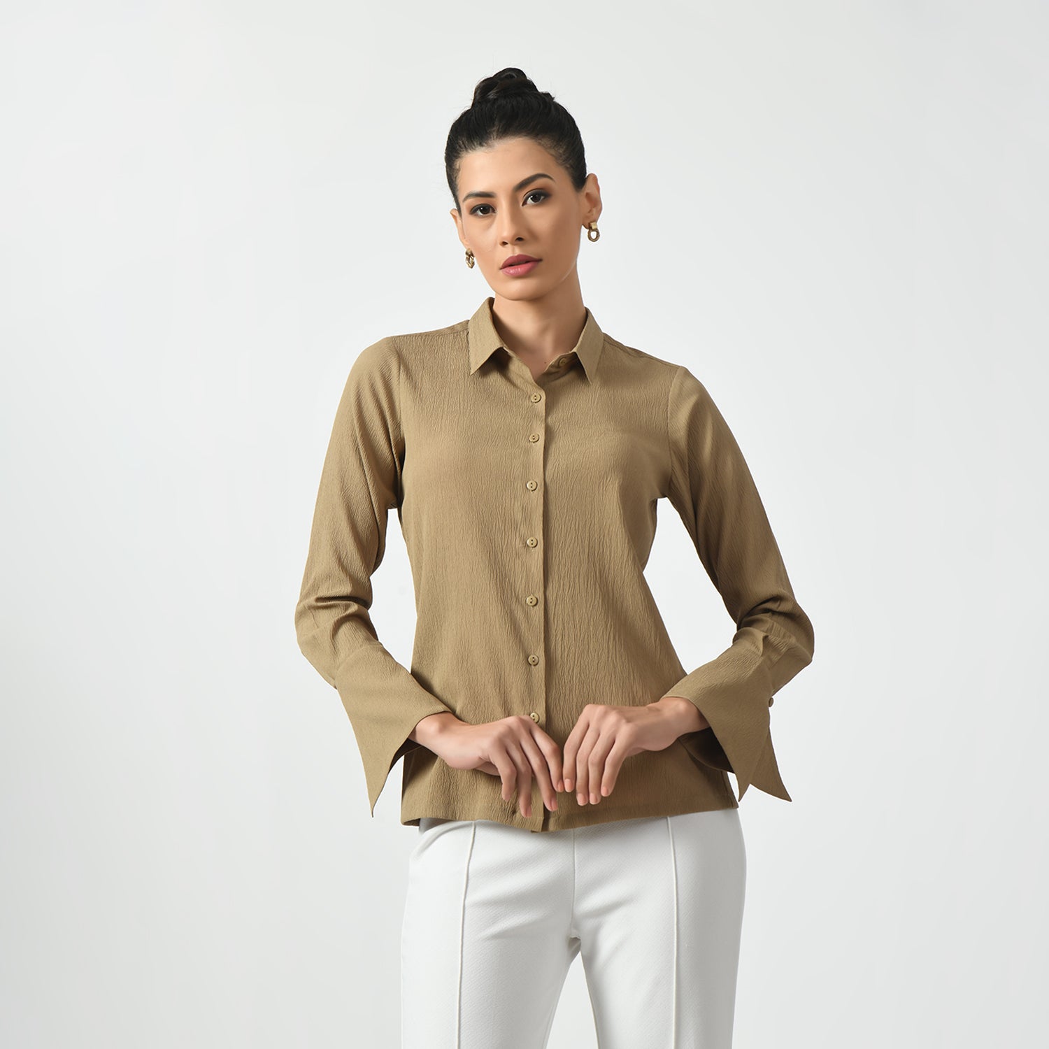 เสื้อเชิ้ตเนื้อผ้าสีเบจมีแขนซ้อน